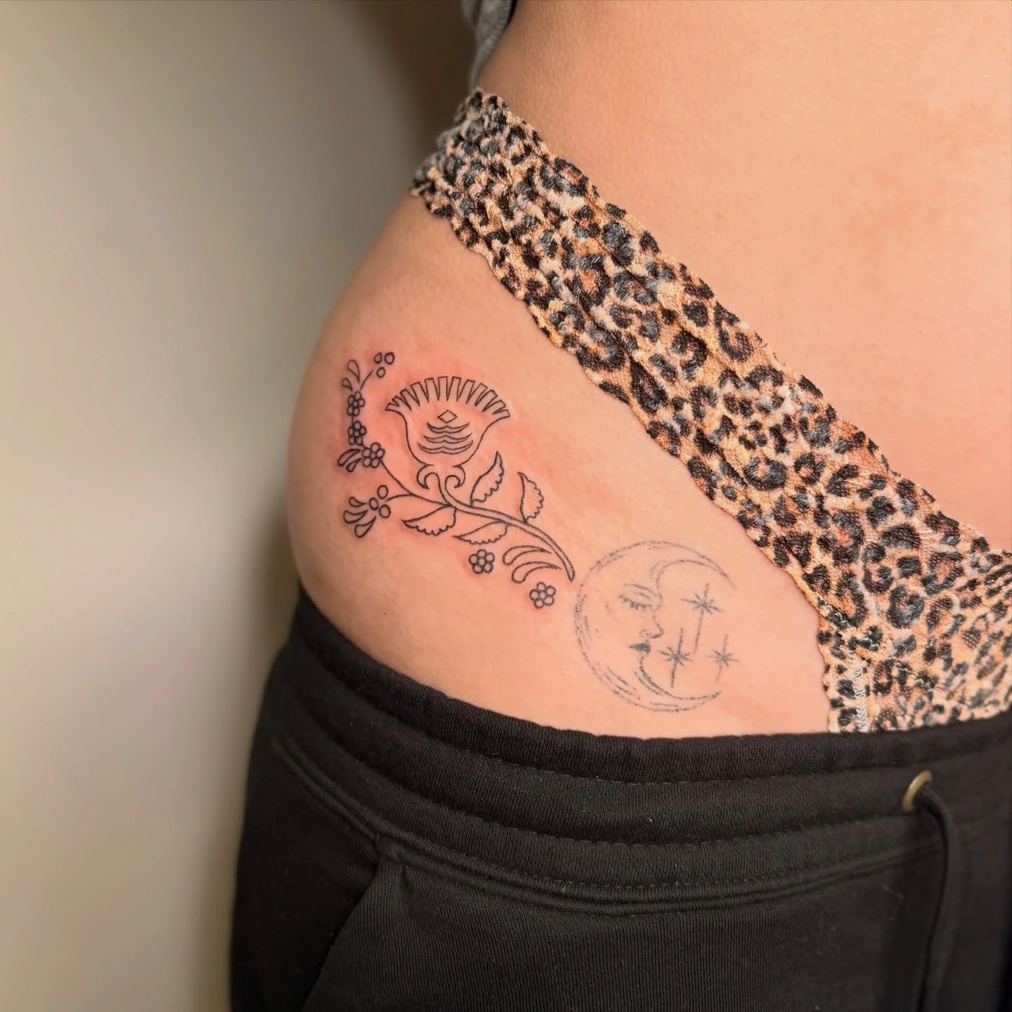 Matching polish folk art hip pieces❤️ I&rsquo;m honored to get to do these pieces for a fellow half-polish-on-ya-mamas side baddie 🇵🇱🇵🇱🇵🇱 

#dfwtattoos #dfwtattooartist #dallastattooartist #dallastattoo #femaletattooer