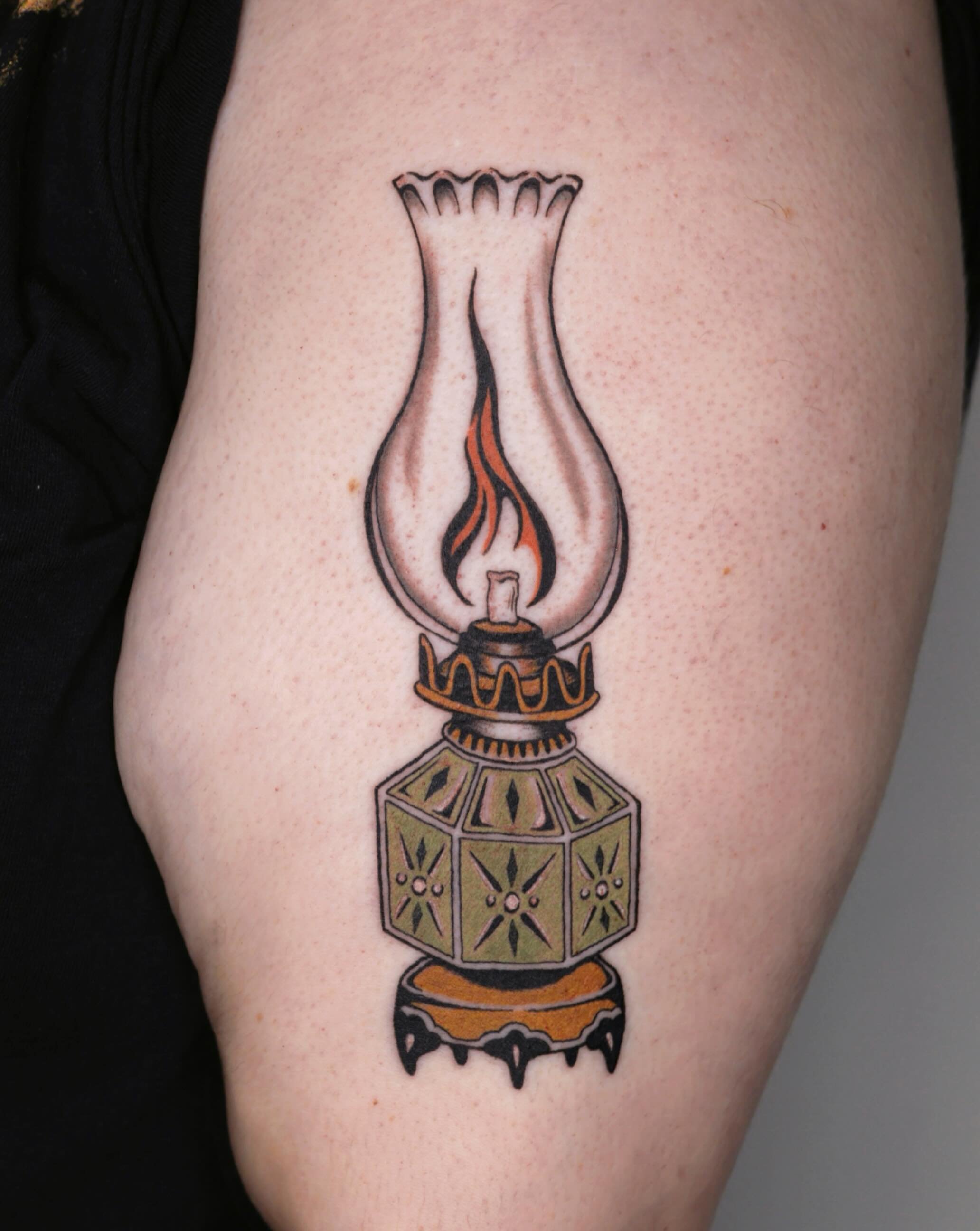 Oil lamp flash 🖤
#dallastattooartist #dfwtattooartist #femaletattooartist #vintagetattoo