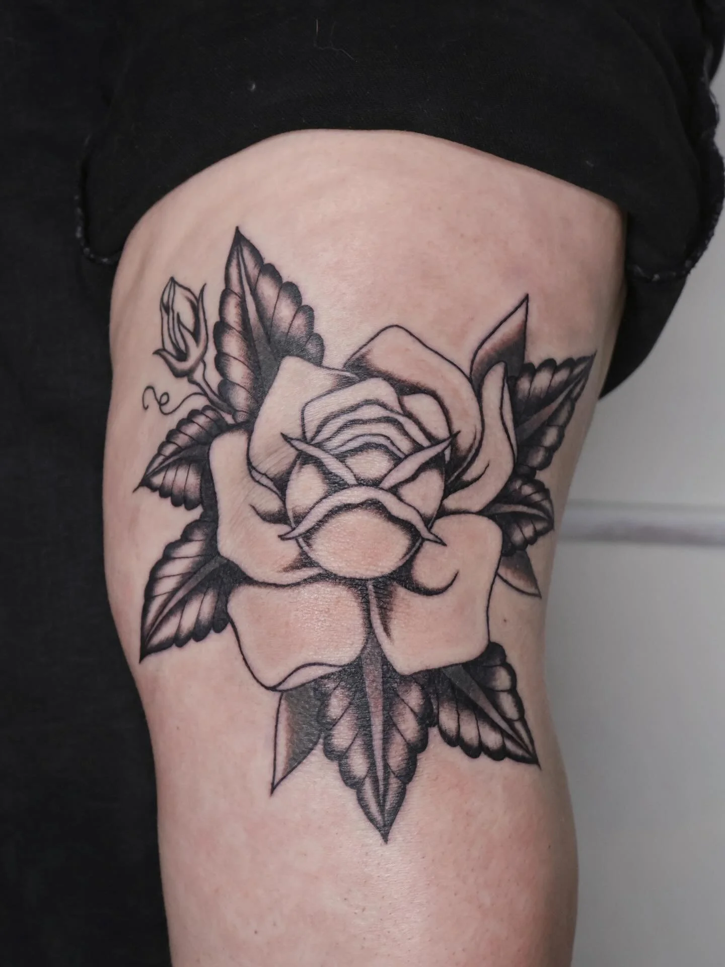 Rose on the knee for my bestie 🌹
#dfwtattooartist #femaletattooartist #dallastattooartist  #rosetattoo