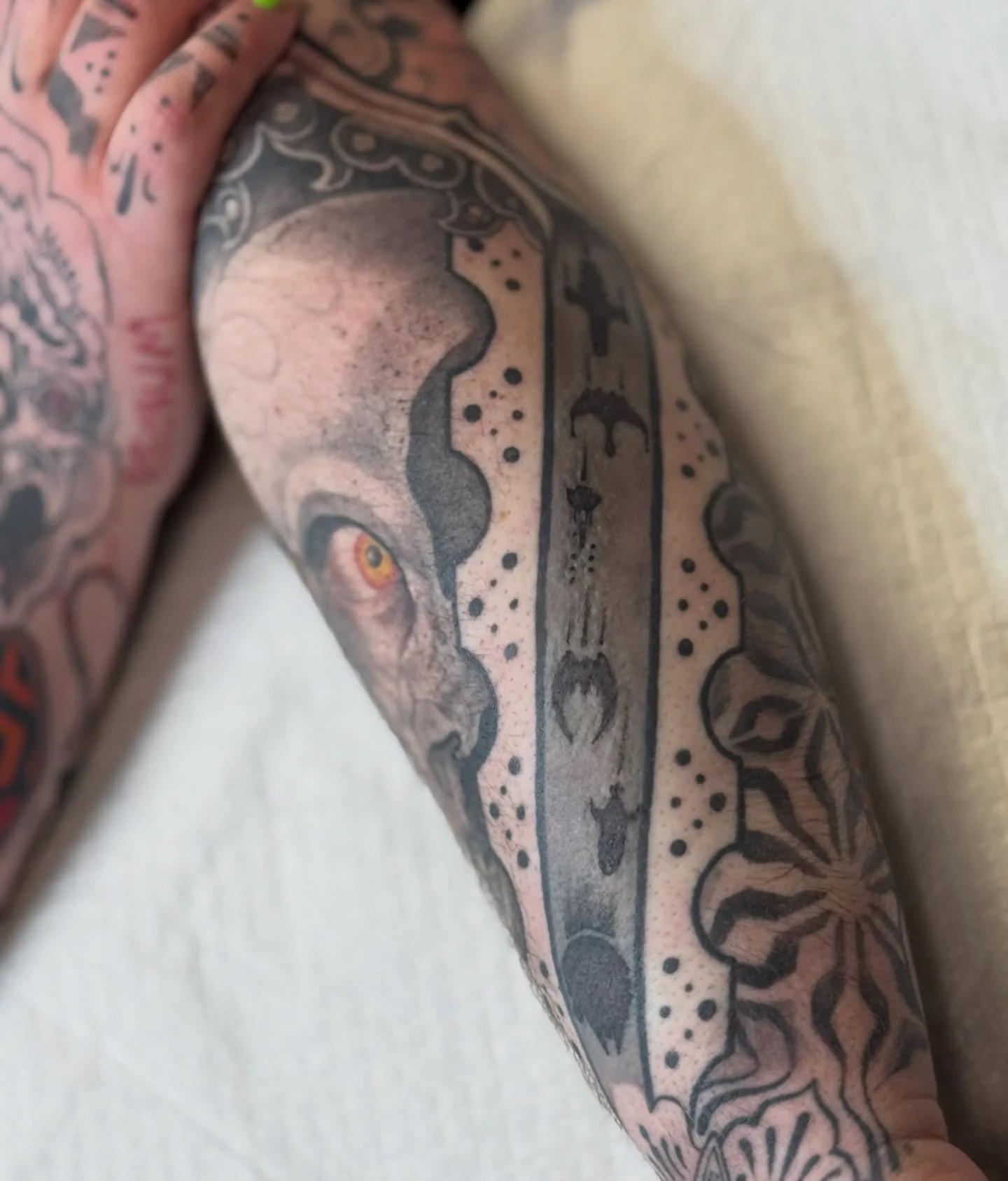 Fun little add on to this fun arm sleeve! 

#dallastattooartist #dfwtattoos #patterntattoo