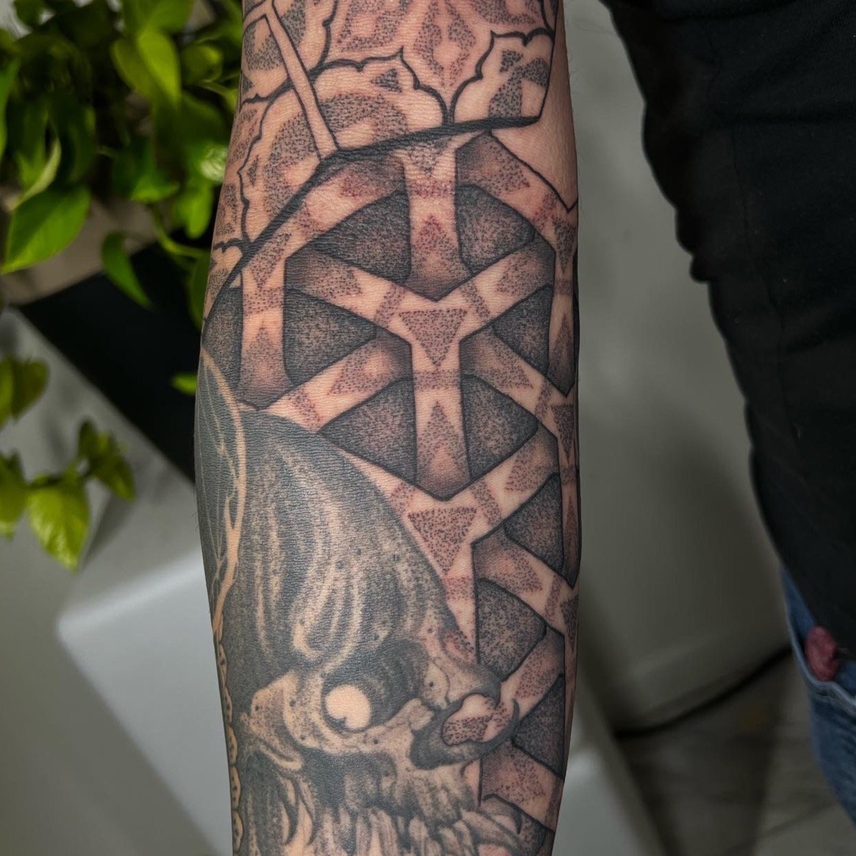 Some healed, some fresh! Interweaving patterns and shapes with a hint of light shading is the best way to have a sleeve! looking so fresh! #dallastattoos #dallasart #patterntattoos #skulltattoo