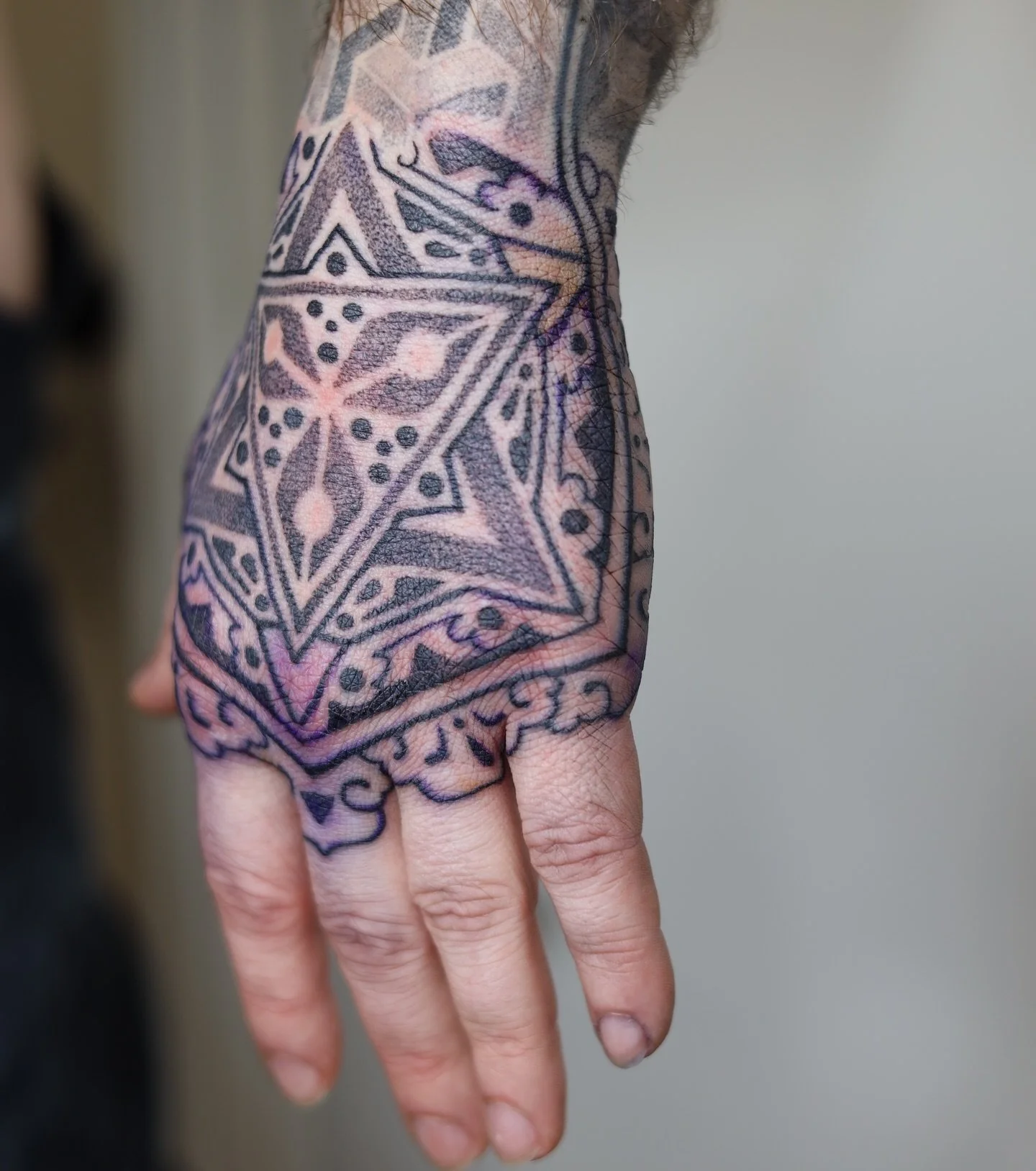 Oh I love tattooing a hand! Please if you have an open hand that needs filling!! I got you!! 😉 

#dallastattoos #handtattoos #patterntattoo #mandalatattoo