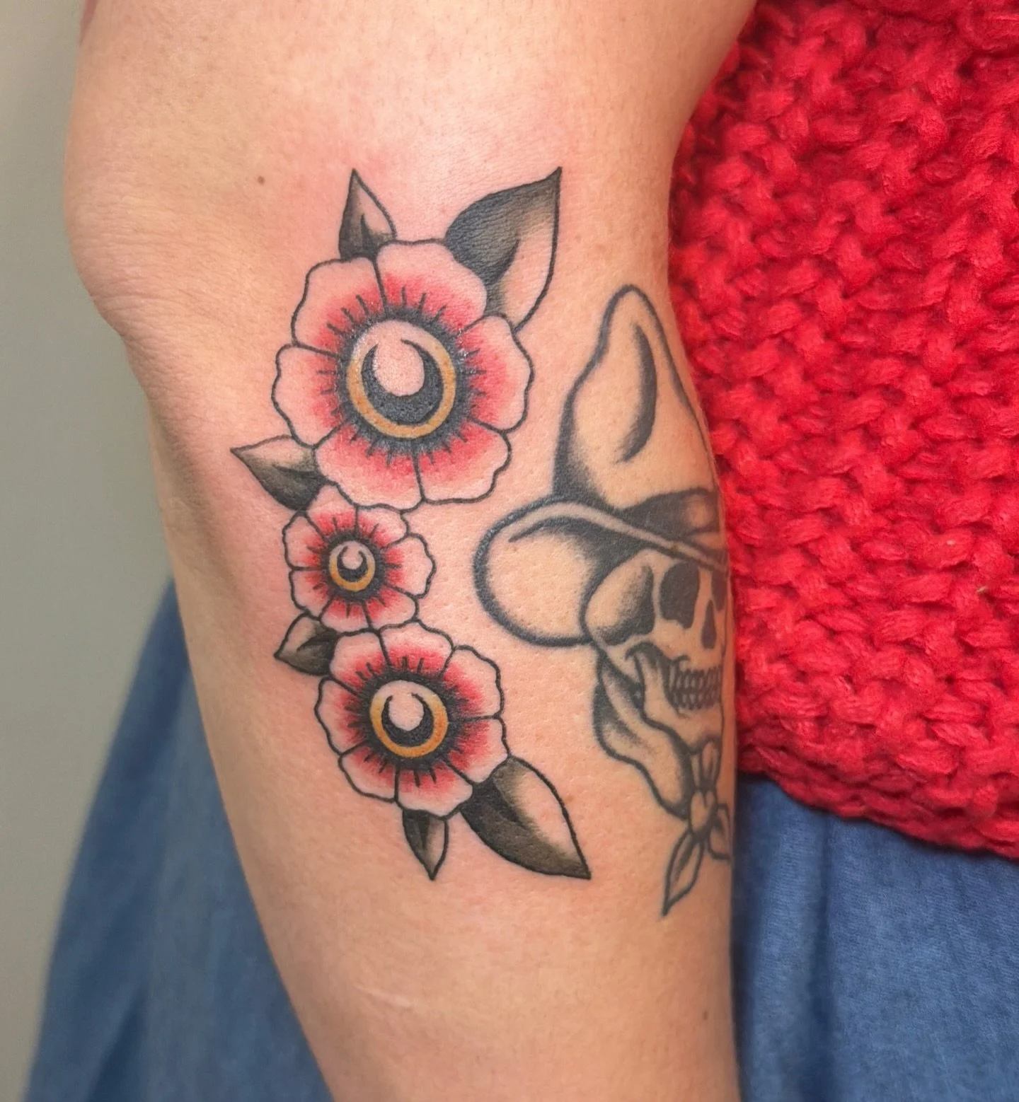 Lil start on a sleeve for Holly❤️ 

#dfwtattoos #dfwtattooartist #dallastattooartist #dallastattoo #femaletattooer