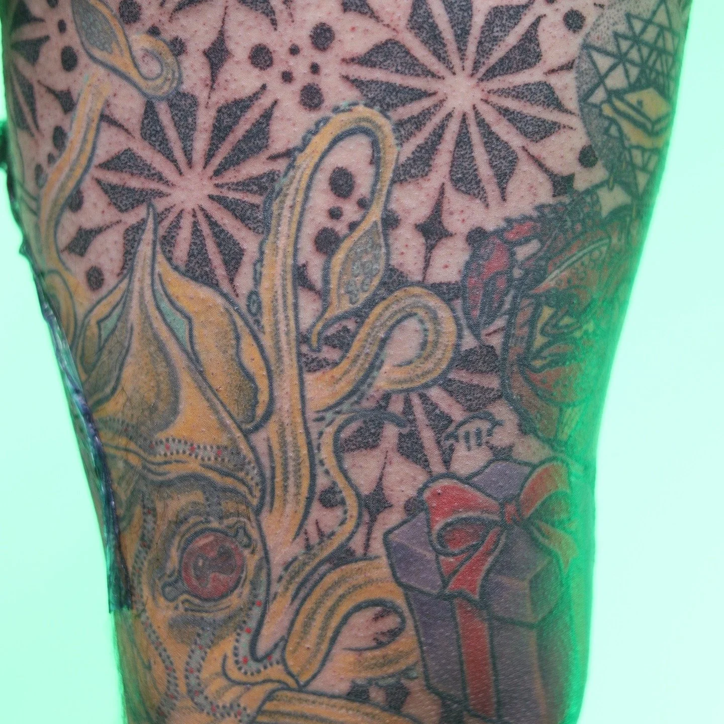 Fun pattern filler next to a healed squid 🦑 that I've had the opportunity to tattoo!! #patterntattoos #fillertattoo #colortattoos #dallastattoo