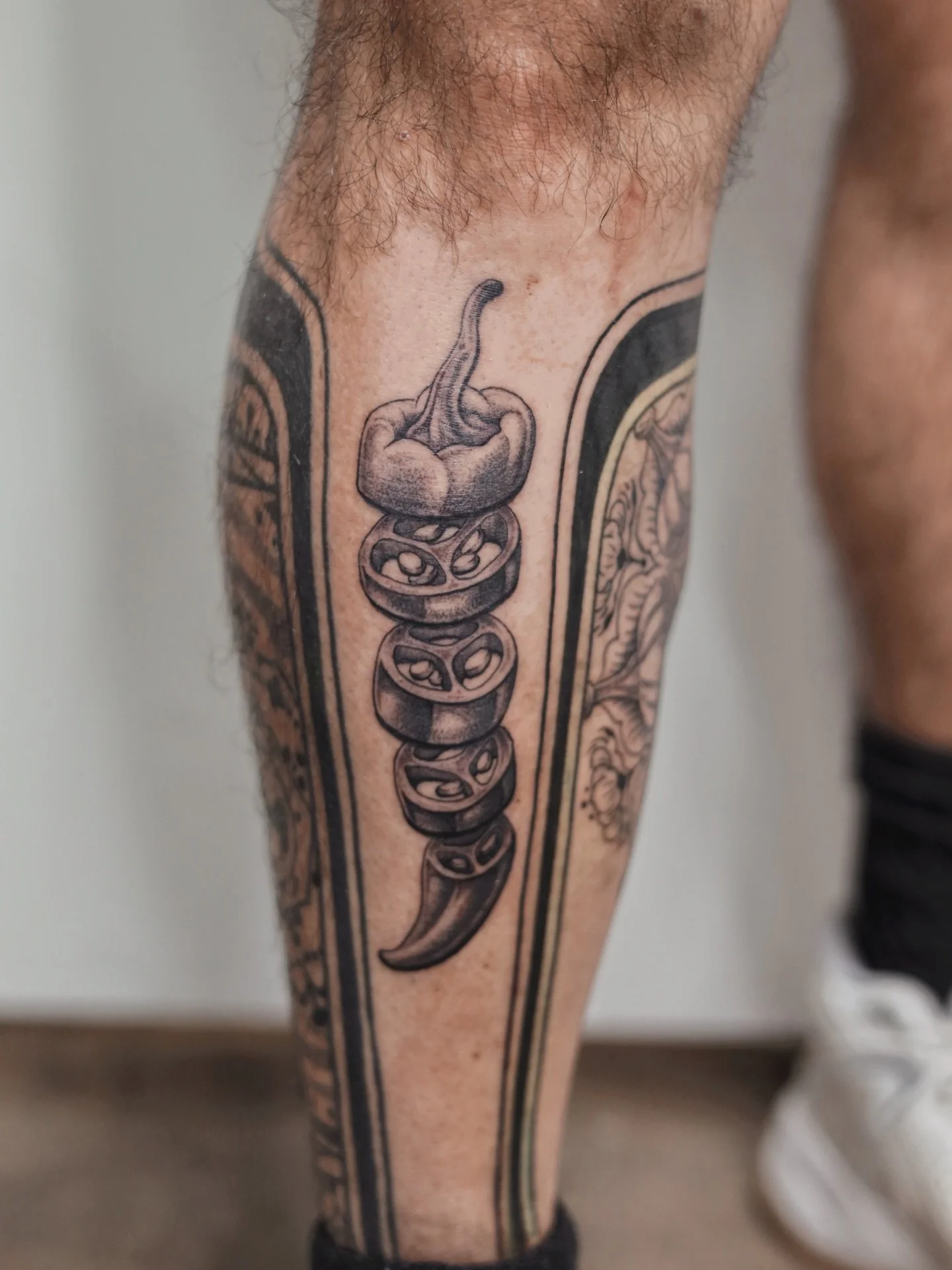 Love the way this Papper came together and the garlic 🧄 mandala I think was one of my favorite ones I've done lately!! What food would you like to see as a mandala?

#dallastattooartist #patterntattoo #ChefTattoos #FoodTattoos #MandalaTattoos