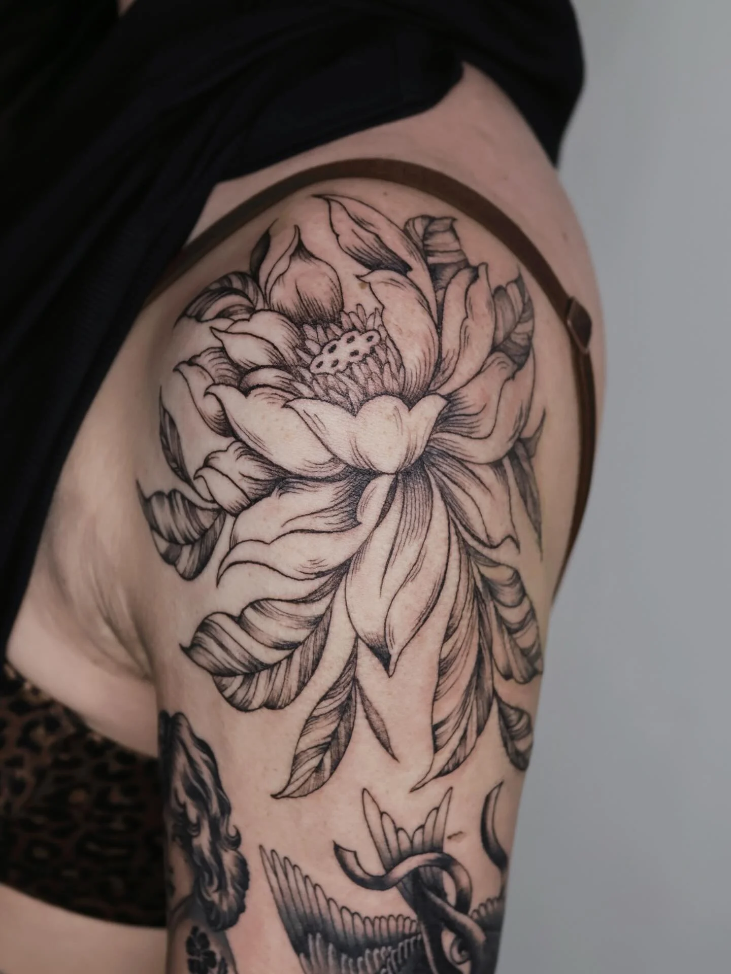 Shoulder peony🌼
#dfwtattooartist #dallastattooartist #femaletattooartist #peonytattoo