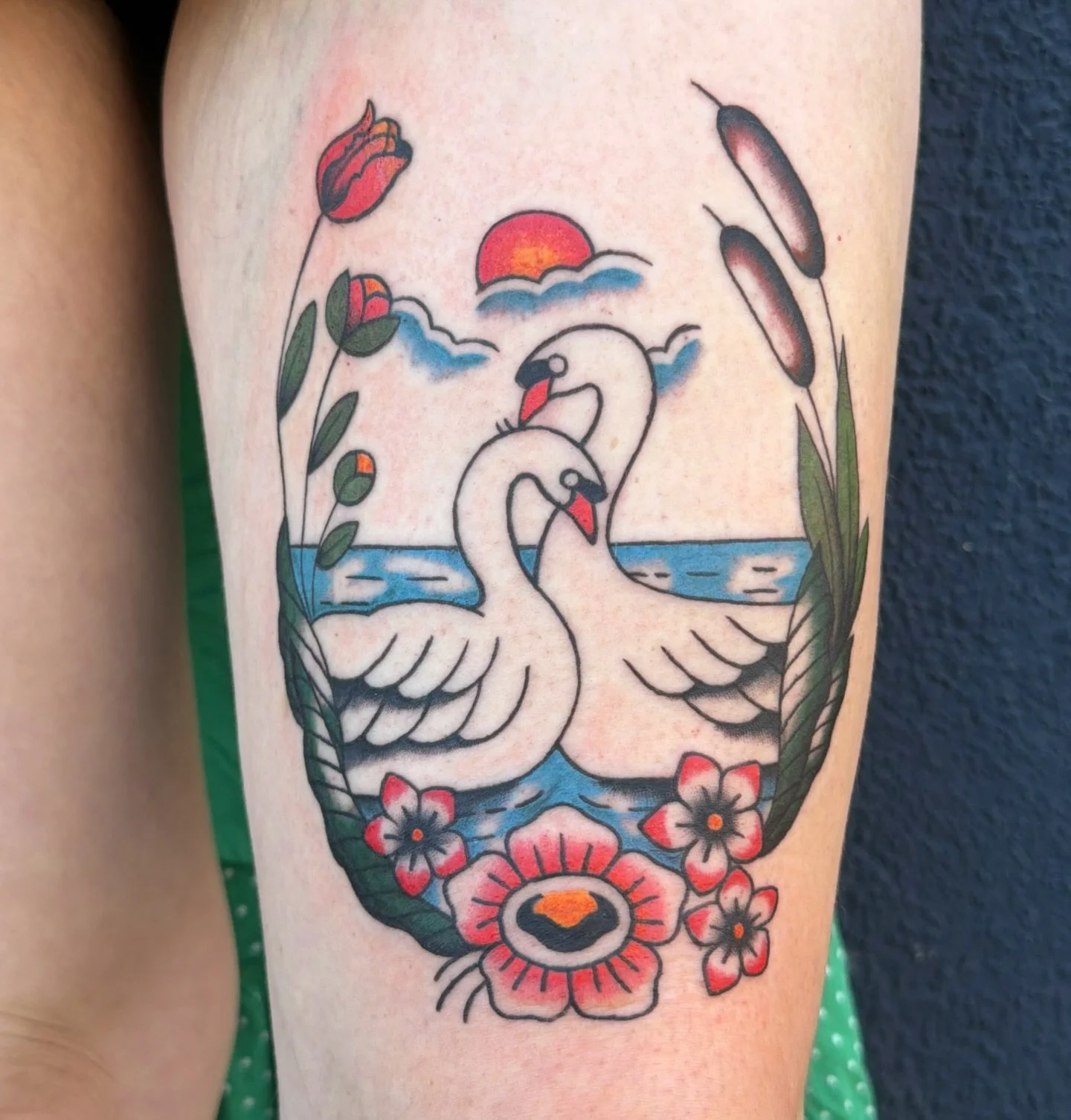 Mama and baby swan to represent my client and her daughter❤️ this was so much fun and such an honor to make 

#dfwtattoos #dfwtattooartist #dallastattooartist #dallastattoo #femaletattooer
