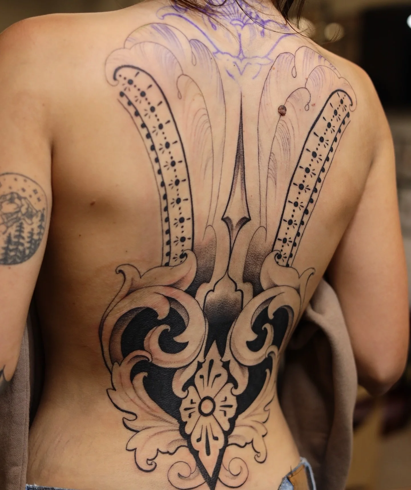 Last week I started this back peace!! I&rsquo;m very much looking forward to adding the flowers that go on top and on the side on the next season!!

#dallastattooas #dfwtattoos #flowertattoos #backtattoo #backtattoos