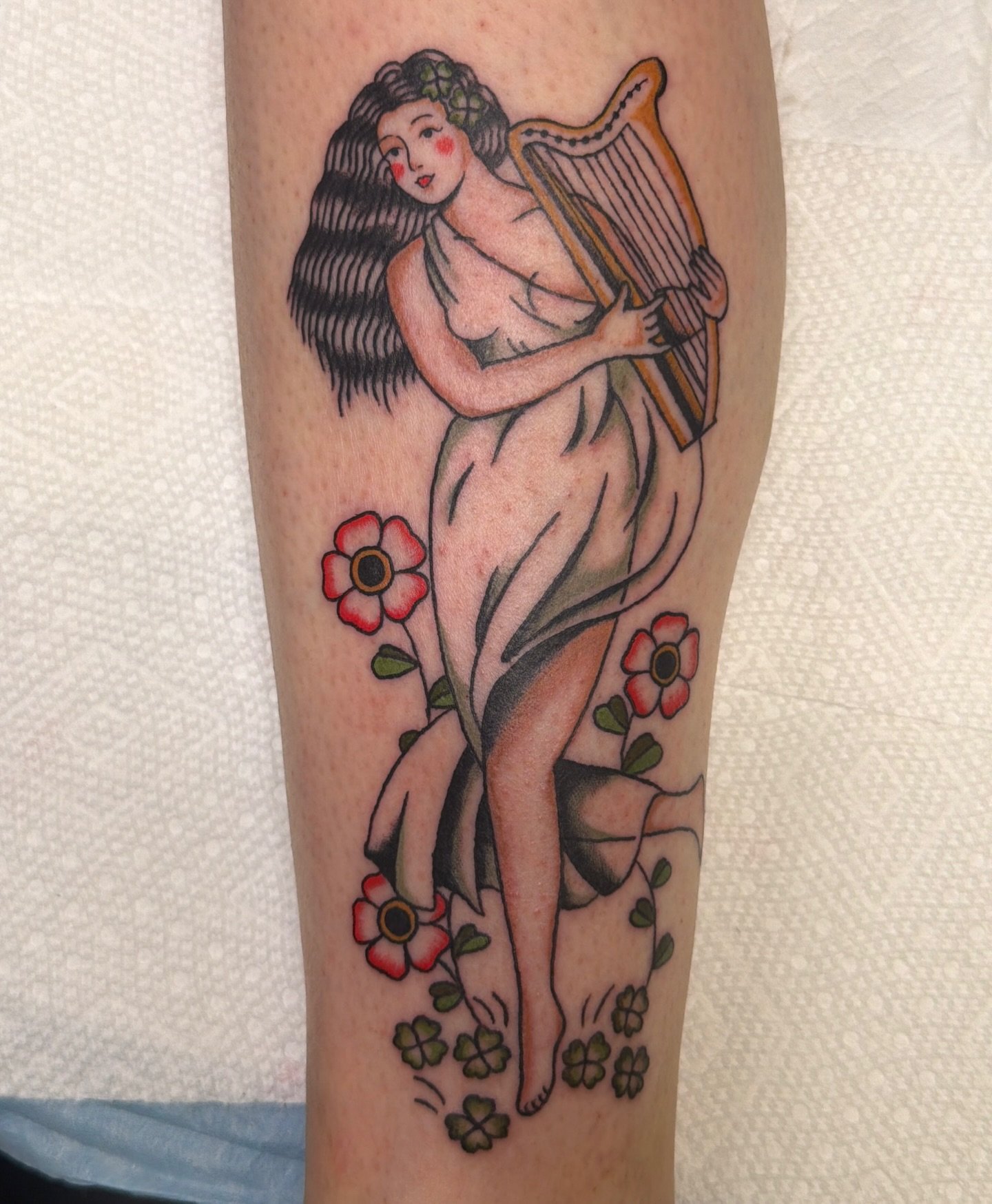 Harp player for Emily🪉

#chicagotattooer #chicagotattoo #chicagotattooartist #americantraditional #femaletattooer