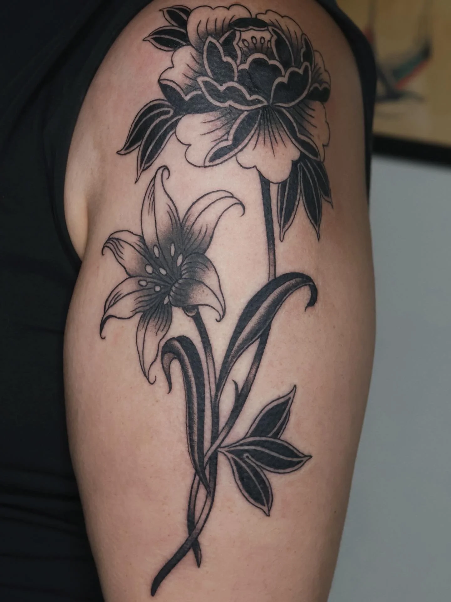 High contrast florals🖤
#dfwtattooartist #dallastattooartist #femaletattooartist