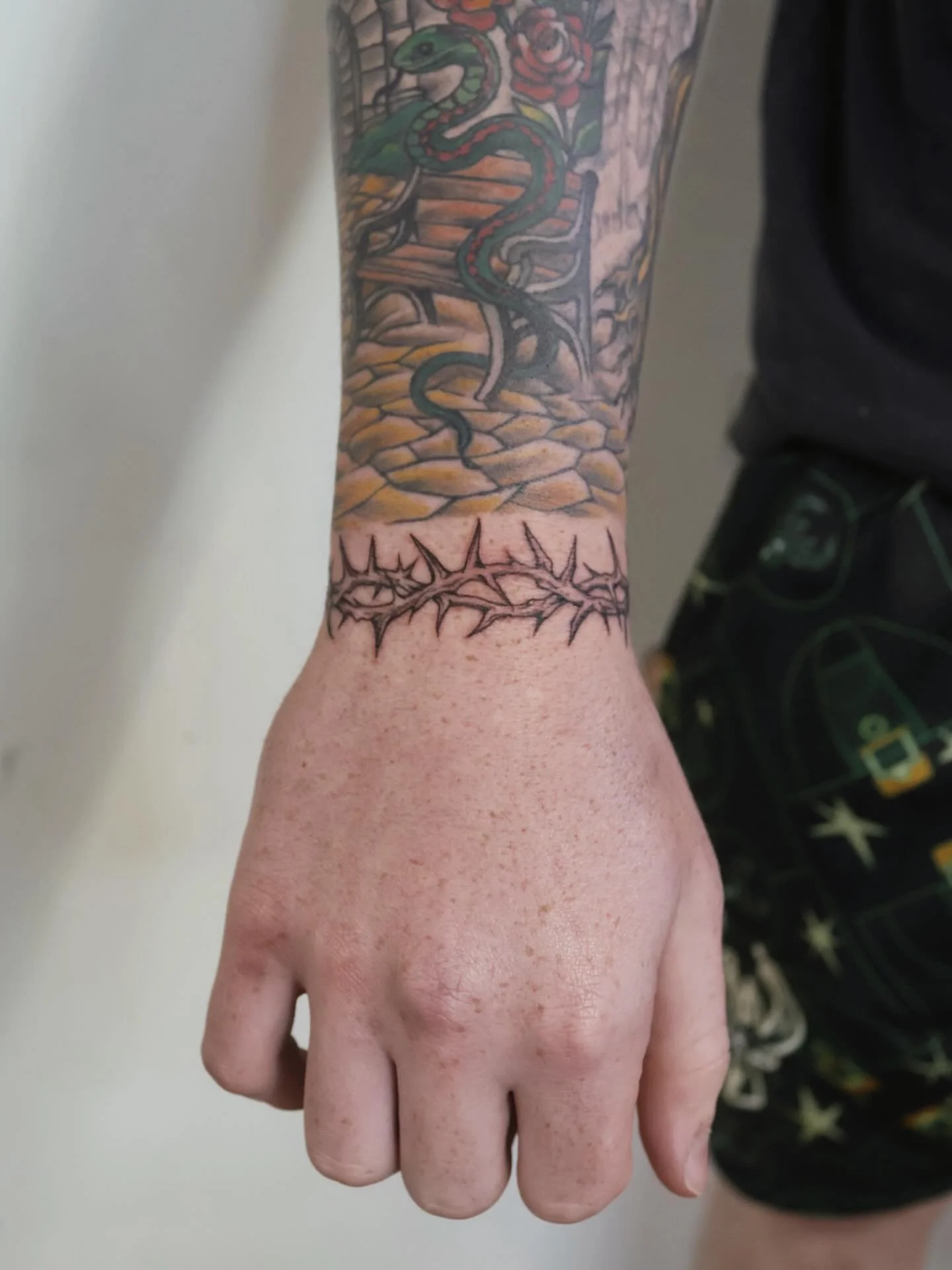Wrap around thorn cuff🤘🏻
#dfwtattooartist #dallastattooartist #femaletattooartist