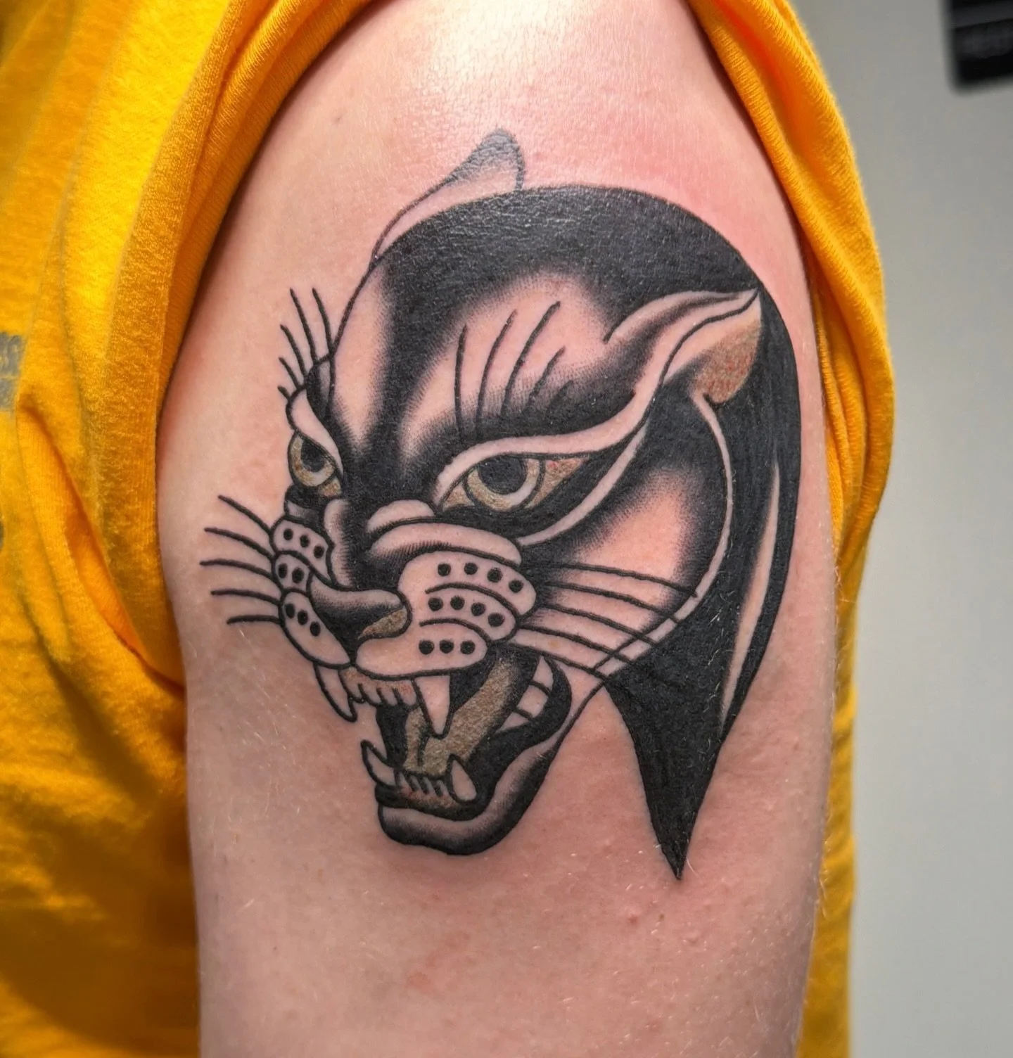 Staying at the shop a lil bit late to tattoo a friend? NO PROBLEM❣️ thanks @evmatstudio 

#chicagotattoos #chicagotattooartist #chicagotattoo #chicagoamericantraditional #chicagoartist