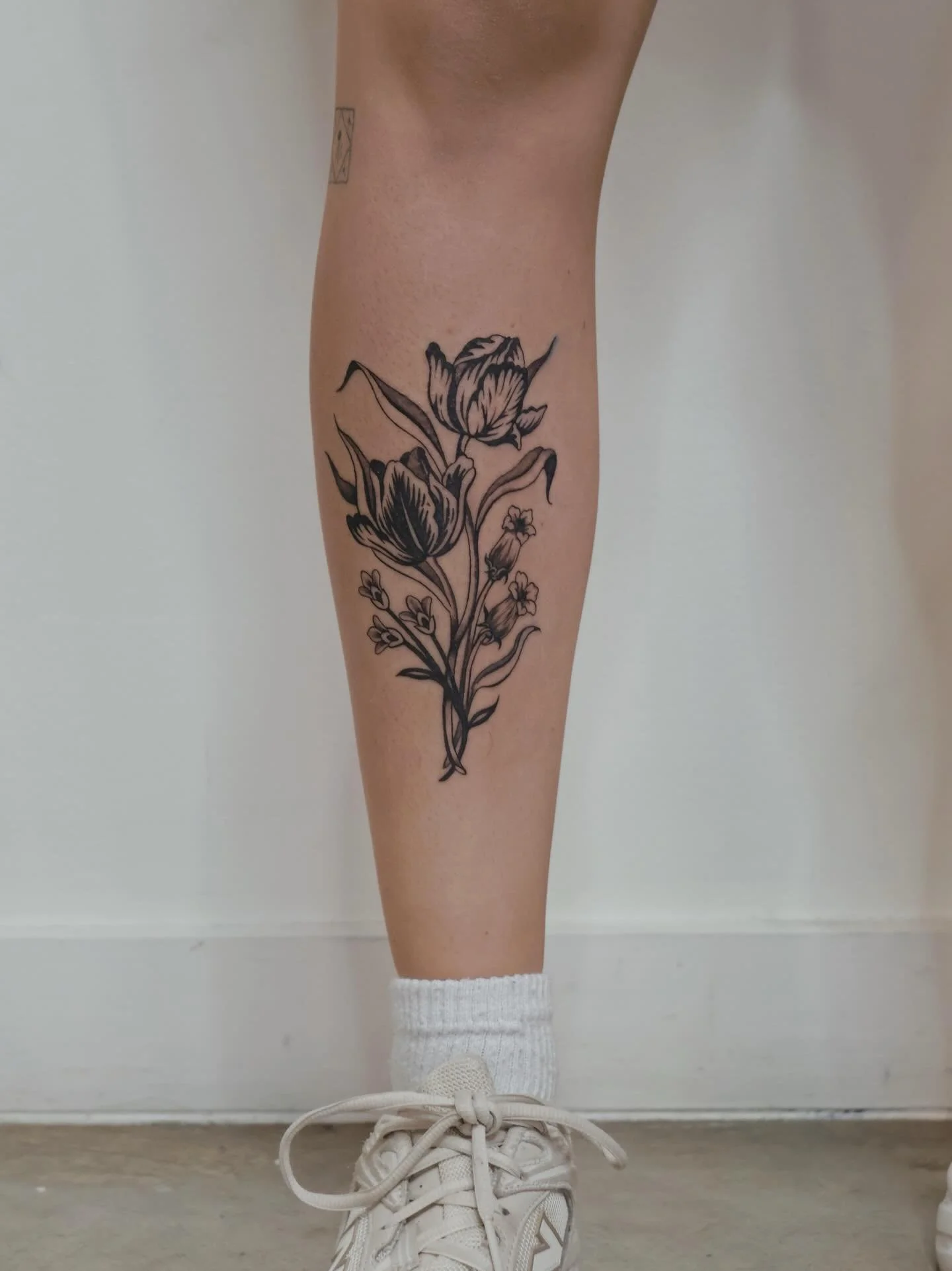 Florals for the shin🌸
#dfwtattooartist #dallastattooartist #femaletattooartist