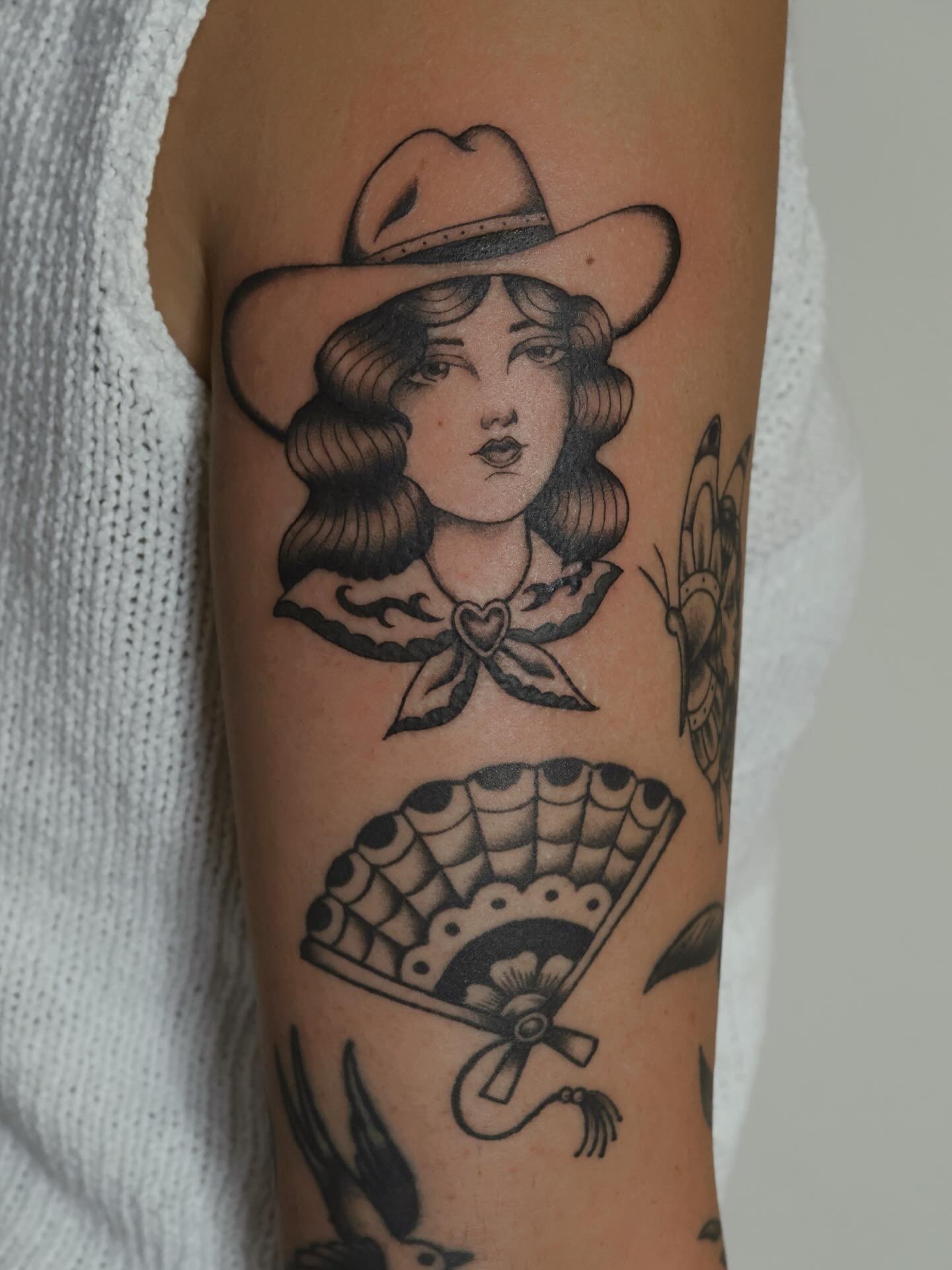 Fresh cowgirl, healed fan 🤠
#dallastattooartist #dfwtattooartist #femaletattooartist #cowgirltattoo