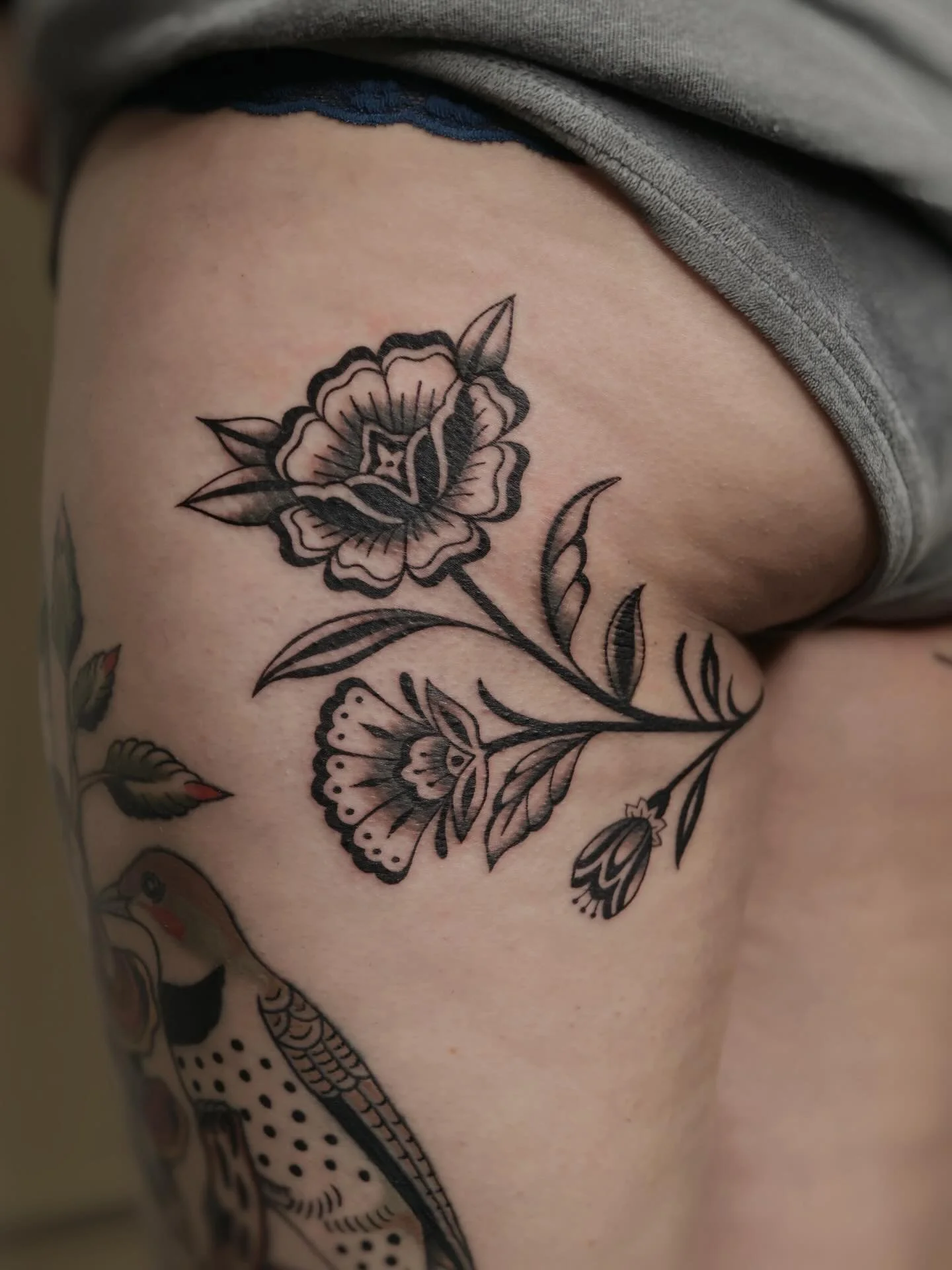 Under the but high contrast florals 😍
#dfwtattooartist #dallastattooartist #femaletattooartist #traditionaltattooartist