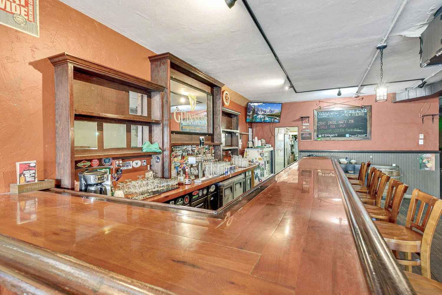 375-south-pearl-denver-restaurant-lease-interior-bar-wood.jpg