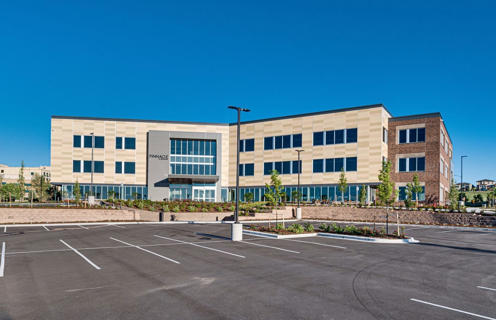 peak-concierge-medical-office-pinnacle-ridgegate-lone-tree-exterior-parking.jpg