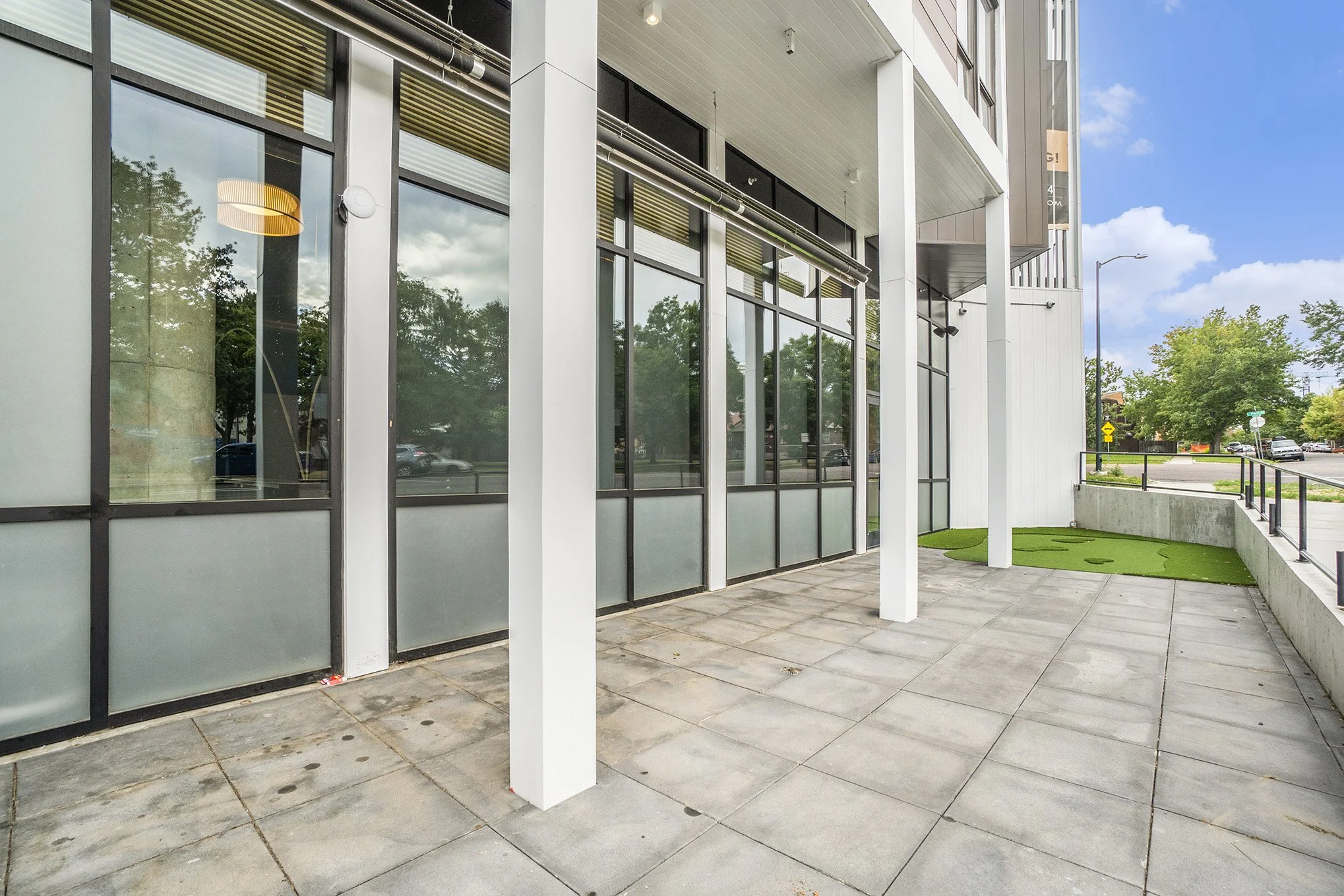 park-17-apartments-retail-east-17th-denver-exterior-1210-restaurant-patio-2.jpeg