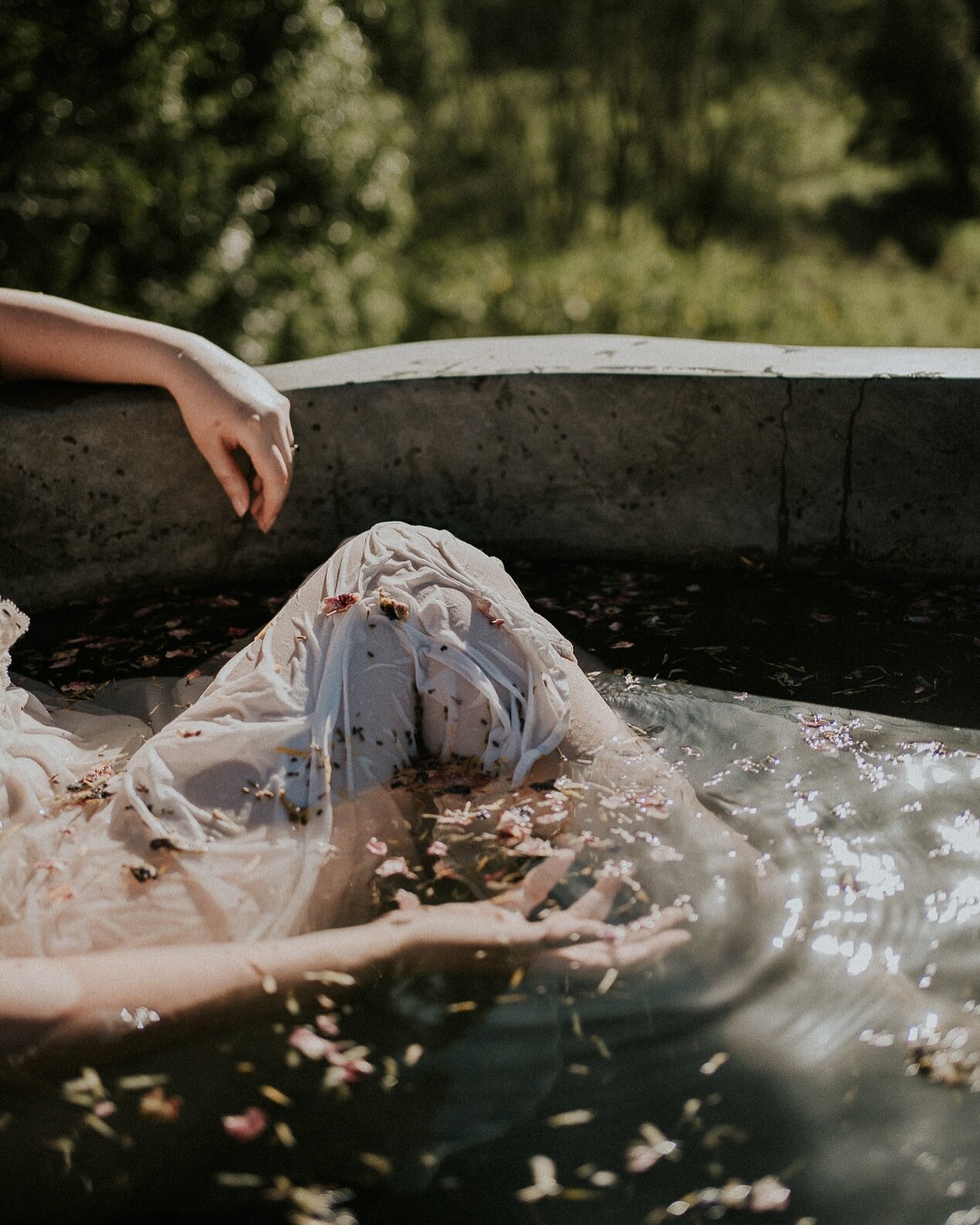 A dress in the bath isn&rsquo;t the most conventional approach, but it sure looks great on camera 🙏🏻 Feat. our gorgeous Bath Blooms created with @nimbinapothecary 💐

#ophelia #outdoorbath #boutiquestays #natureescape #weekendsaway  #flowerbath