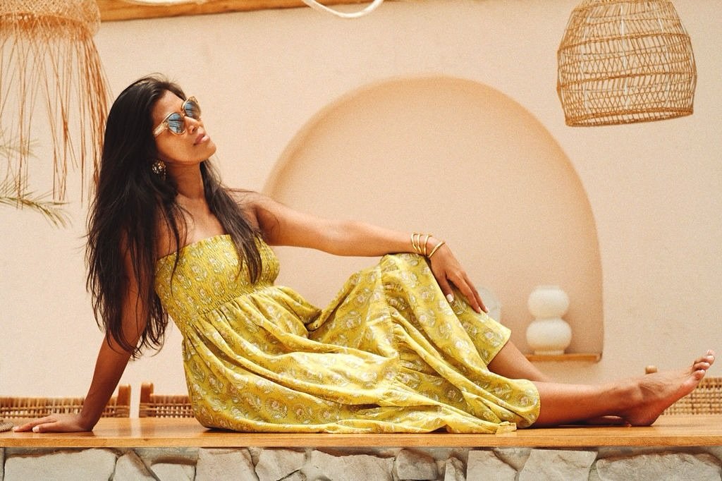 One of my favorite pictures from our last shoot ☀️
The beautiful @elyanna_sd, wearing our PIPPA skirt in Desert Lime print 🍋&zwj;🟩 

She&rsquo;s sold out again 😅but the good news is: I just found another stunning fabric, perfect for our Mediterran