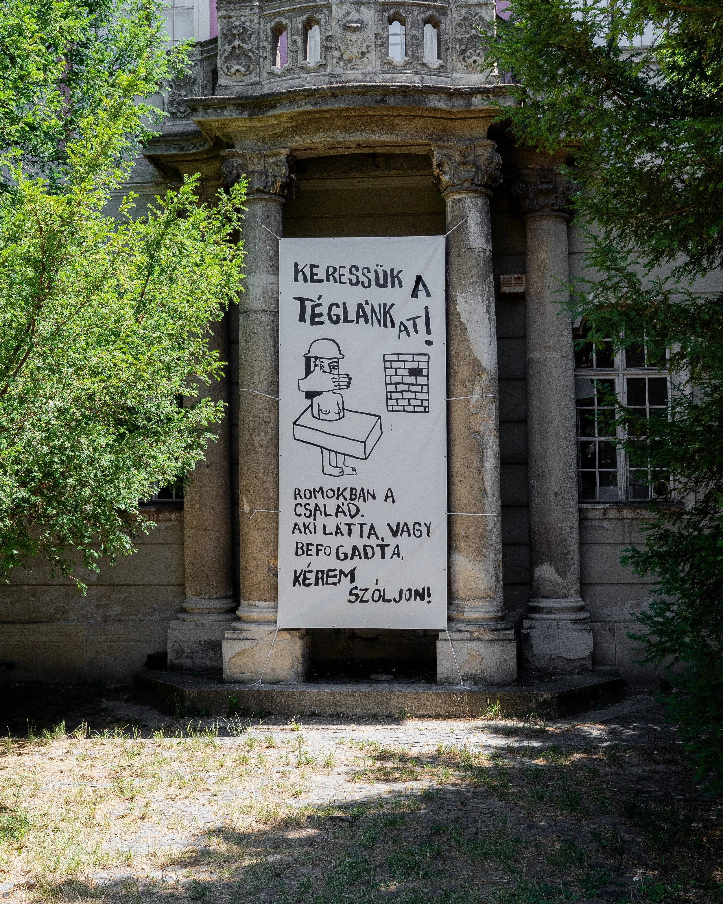 TÉGLTAN: Leomlott estig, felépült reggelre // BRICKOLOGY: WHAT FELL DOWN BY NIGHT, WAS BUILT BACK BY DAWN - installation by: Dorottya Szonja Koltay, pc: Szombathy András, Kassák Múzeum, 2025.