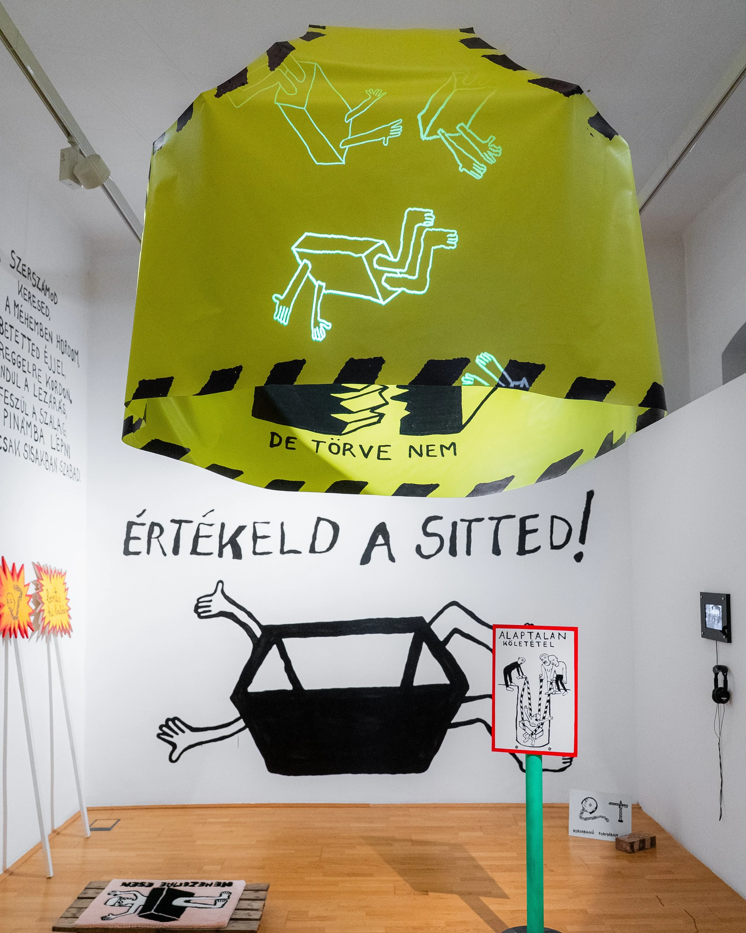 TÉGLTAN: Leomlott estig, felépült reggelre // BRICKOLOGY: WHAT FELL DOWN BY NIGHT, WAS BUILT BACK BY DAWN - installation by: Dorottya Szonja Koltay, pc: Szombathy András, Kassák Múzeum, 2025.