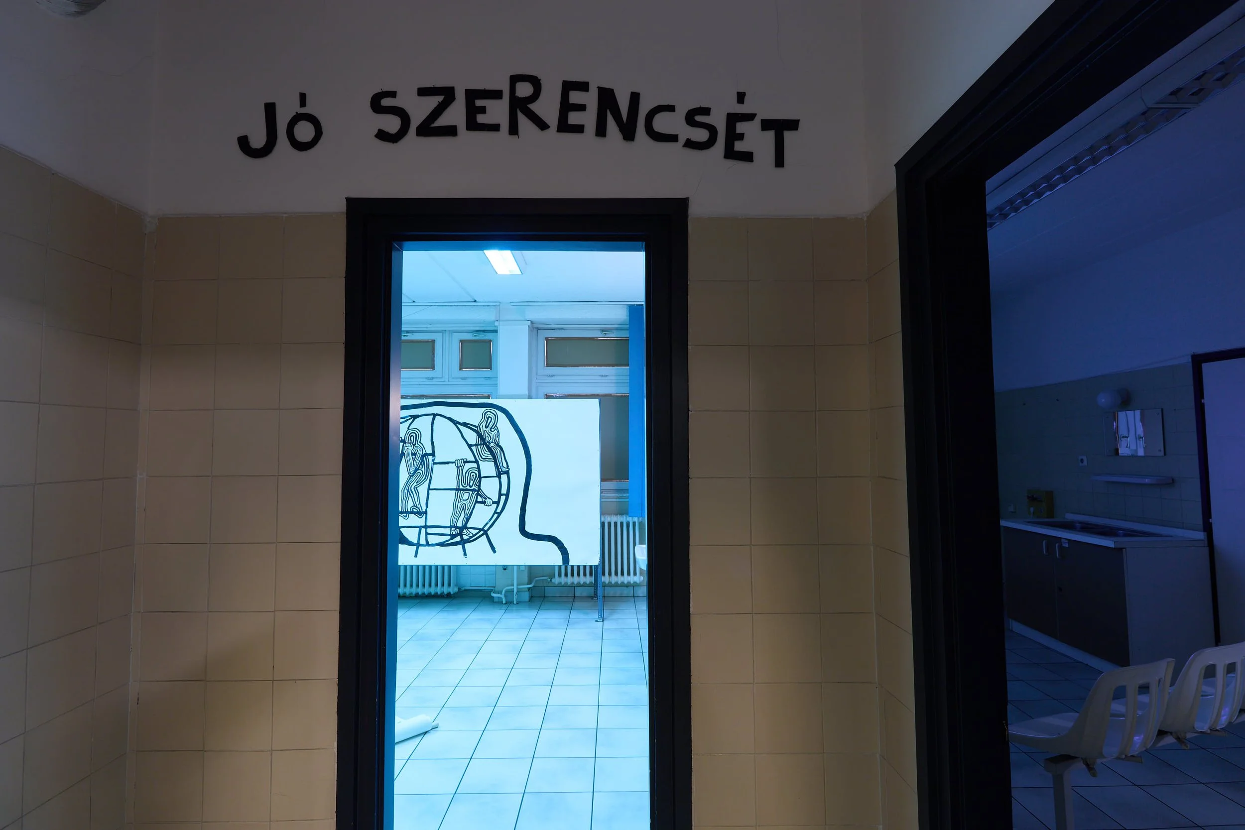 Álomszanatóriumban álmatlanul pihennek az álombányászok // DREAM-MINERS SPEND DREAMLESS
NIGHTS AT THE DREAM SANATORIUM by: Dorottya Szonja Koltay, 2026. pc: Dávid Bíró