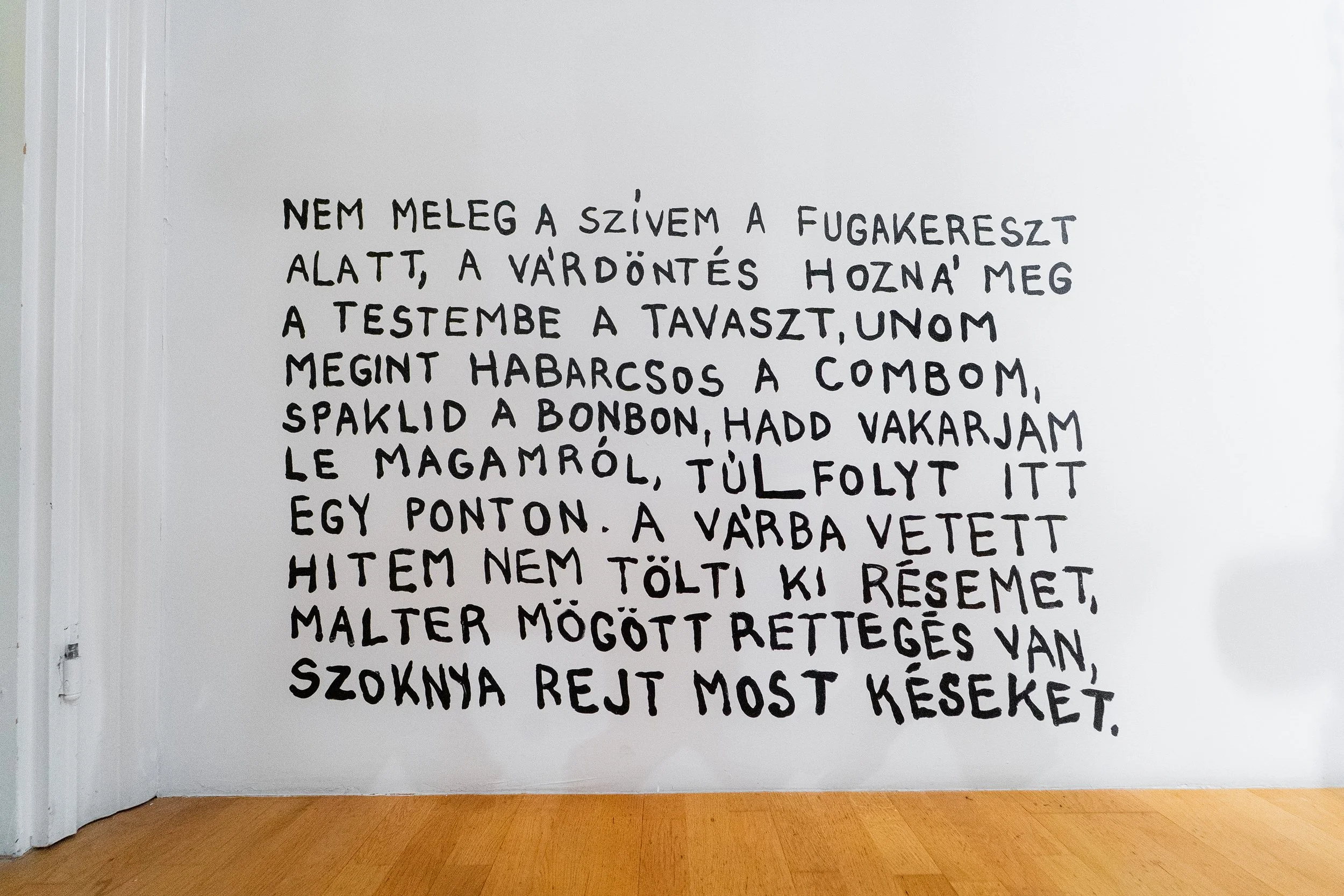 TÉGLTAN: Leomlott estig, felépült reggelre // BRICKOLOGY: WHAT FELL DOWN BY NIGHT, WAS BUILT BACK BY DAWN - installation by: Dorottya Szonja Koltay, pc: Szombathy András, Kassák Múzeum, 2025.
