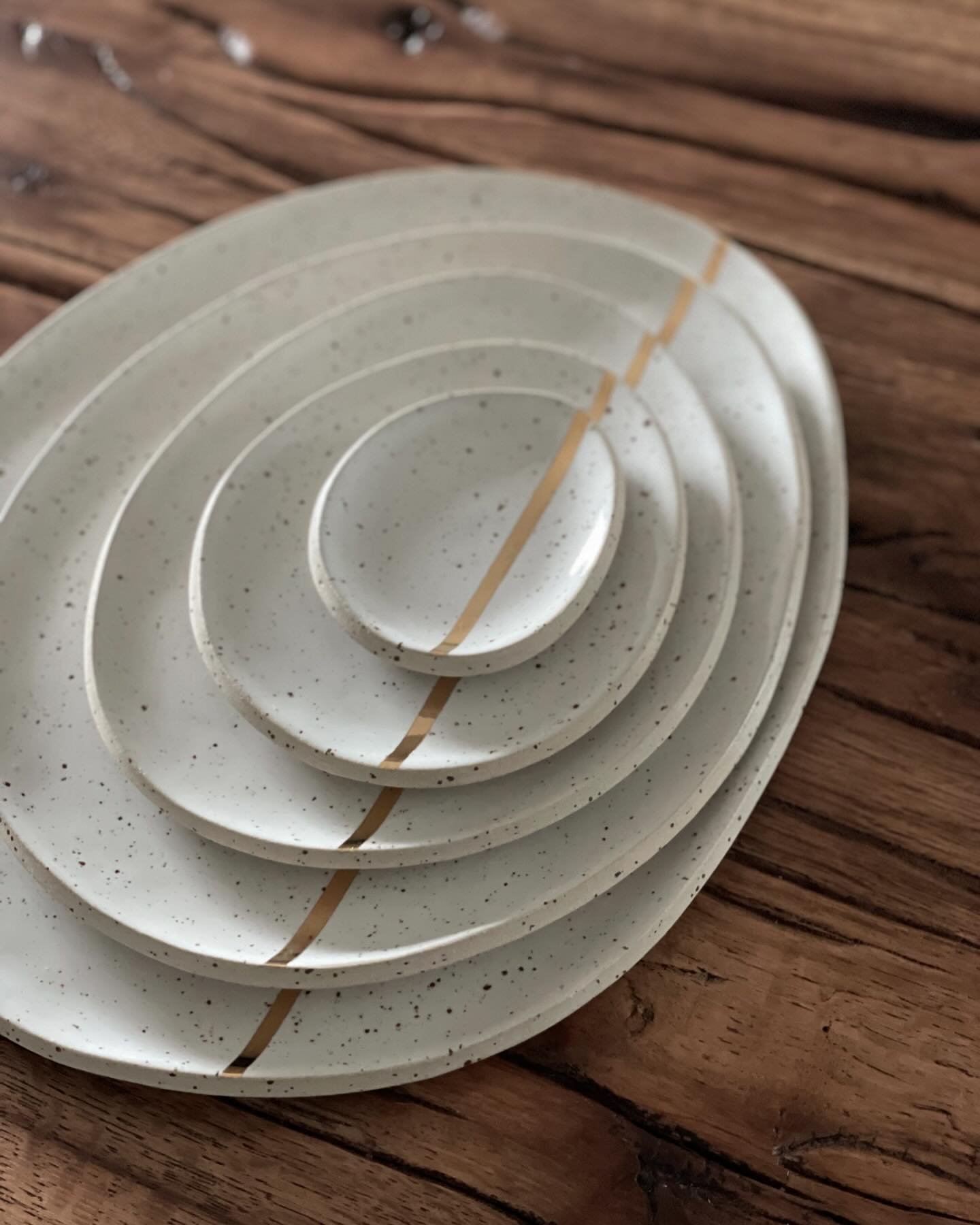 custom work | servierplatten set mit glanz gold streifen 

🖤

#keramik #ceramicart #gold #handmade #handgemachtes #servierbrett #handmadewithlove #madeinzurich