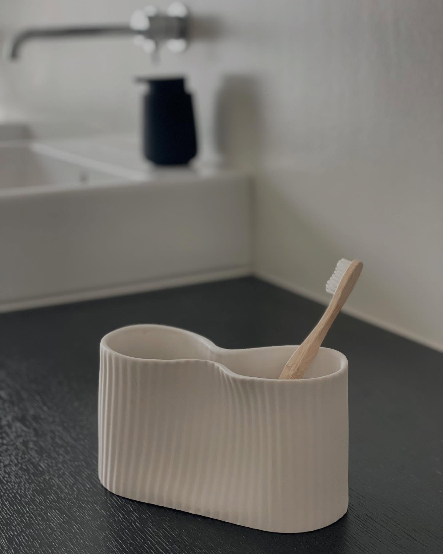 design | kunden von mir kamen mit der anfrage, f&uuml;r ihr sch&ouml;nes ferienhaus im nordischen design passende zahngl&auml;ser zu designen. 

verschiedene ideen kamen auf wie z.b. bestehende becher aus meiner kollektion in der gr&ouml;sse, optik &