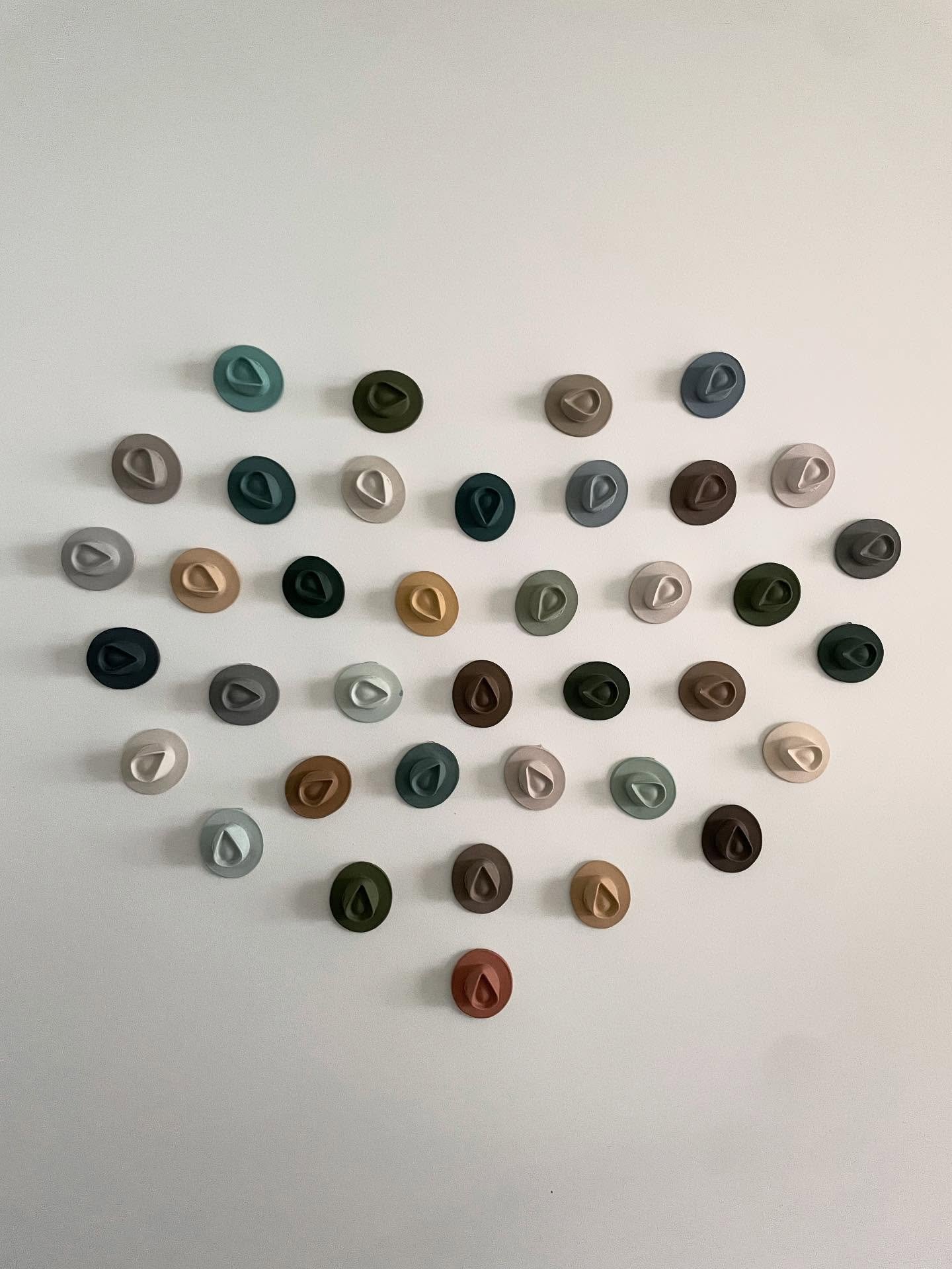 artwork | neue kunstinstallation in einer z&uuml;rcher stadtwohnung 🥰

einst habe ich diese mini h&uuml;te f&uuml;r ein anderes kunstprojekt als erste miniaturmuster gefertigt, um zu sehen wie detailgetreu ein originalhut in verschiedenen gr&ouml;ss