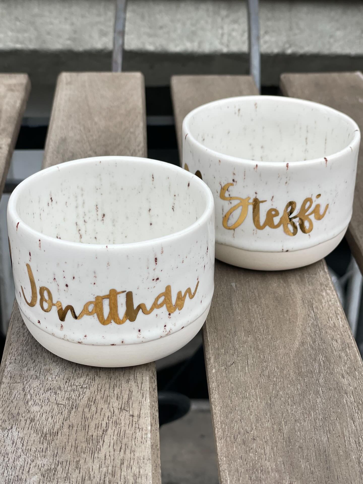 veredelung | es braucht meist nur wenig - das kleine gewisse extra - und etwas erh&auml;lt seinen individuellen pers&ouml;nlichen touch, macht es zum unikat 🤩

wie diese personalisierten tassen f&uuml;r ein hochzeitspaar - herzlichen dank f&uuml;r d