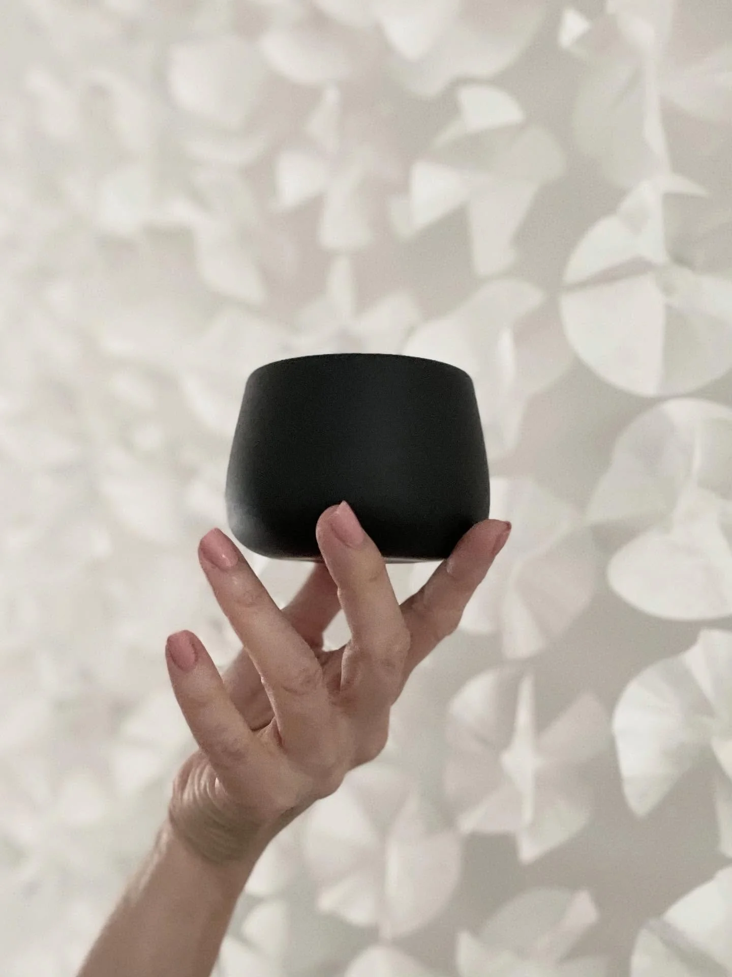 kontraste | porzellan &amp; papier - das eine ein gemisch aus verschiedenen rohstoffen, verdichtet durch wasser &amp; grosse hitze, das andere aus winzigen holz &amp; pflanzenfasern gepresst luftig leicht. 

🖤

#artwork 
#keramikkunst 
#papierkunst 