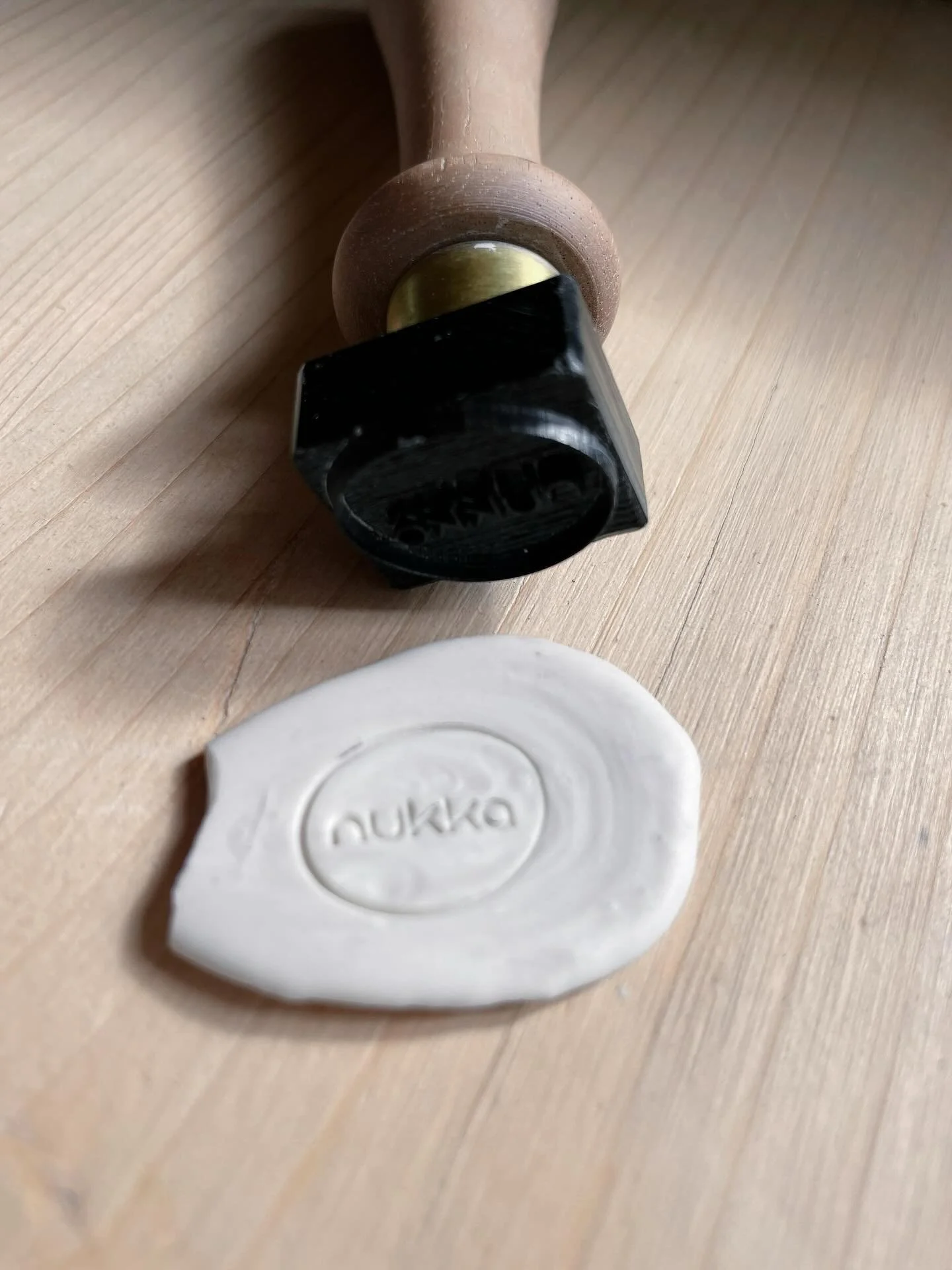 branding | das finish jeden werkes ist dessen branding. es gibt dem objekt einen absender, einen namen des handwerkers, seine pers&ouml;nliche signatur. 

wer ertappt sich nicht selbst dabei, wenn einem etwas gef&auml;llt das produkt umzukehren und n