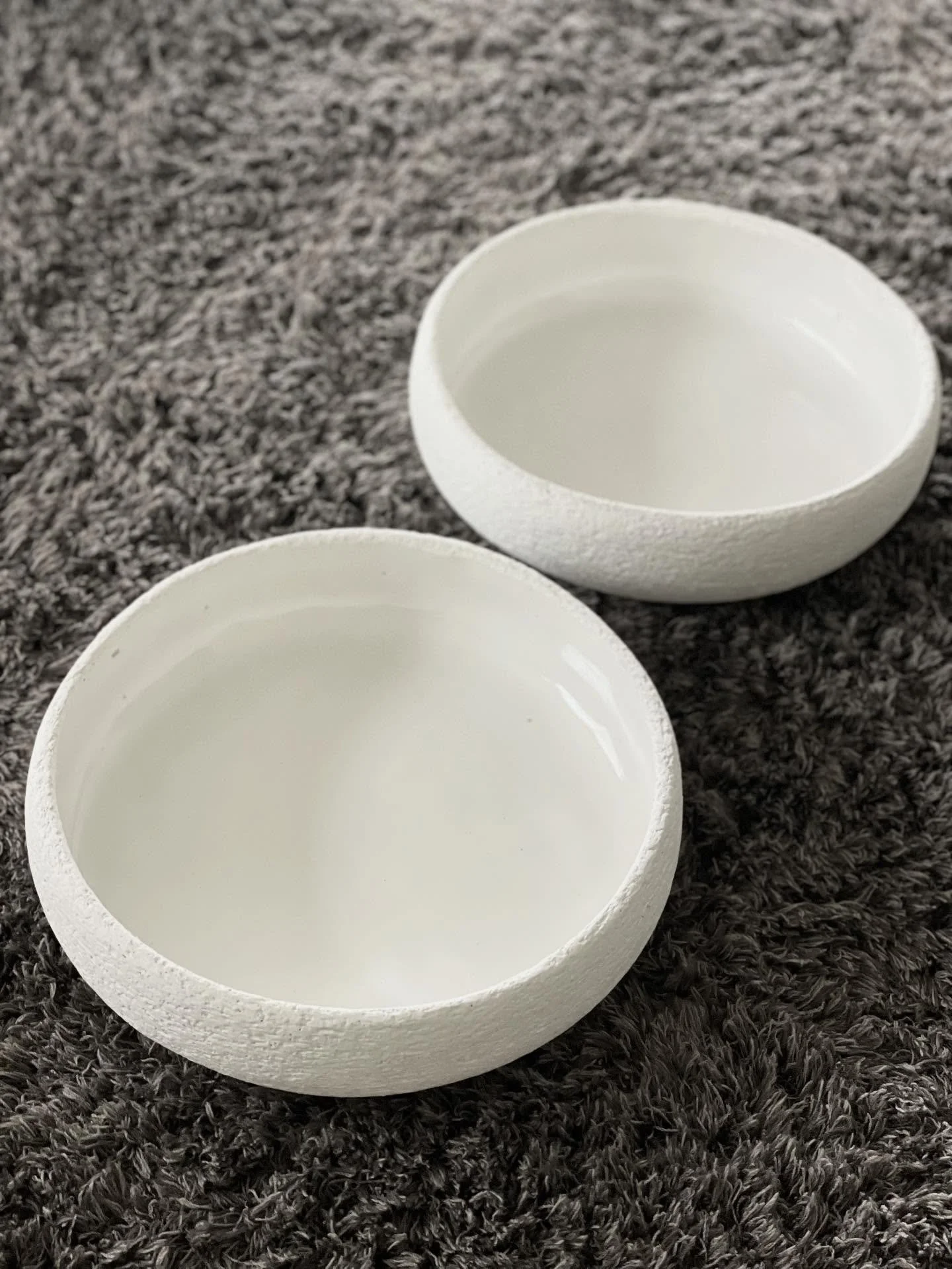 custom work | ausgangslage waren meine &bdquo;nude&ldquo; schalen, die anstelle von beigem ton komplett - innen wie aussen - in weiss erstrahlen sollten, sodass sie zum farbkonzept der wohnung passen.

gew&uuml;nscht und getan nach ein paar anl&auml;