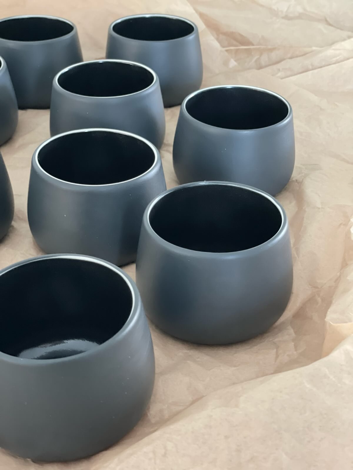 porzellan | tassen f&uuml;r einen besonderen menschen zum runden geburtstag 🎂 

der wunsch waren zweifarbige porzellan tassen, aussen mit schwarzen pigmenten eingef&auml;rbtes porzellan - matt schimmernd, mittlere schicht weisses porzellan mit einem