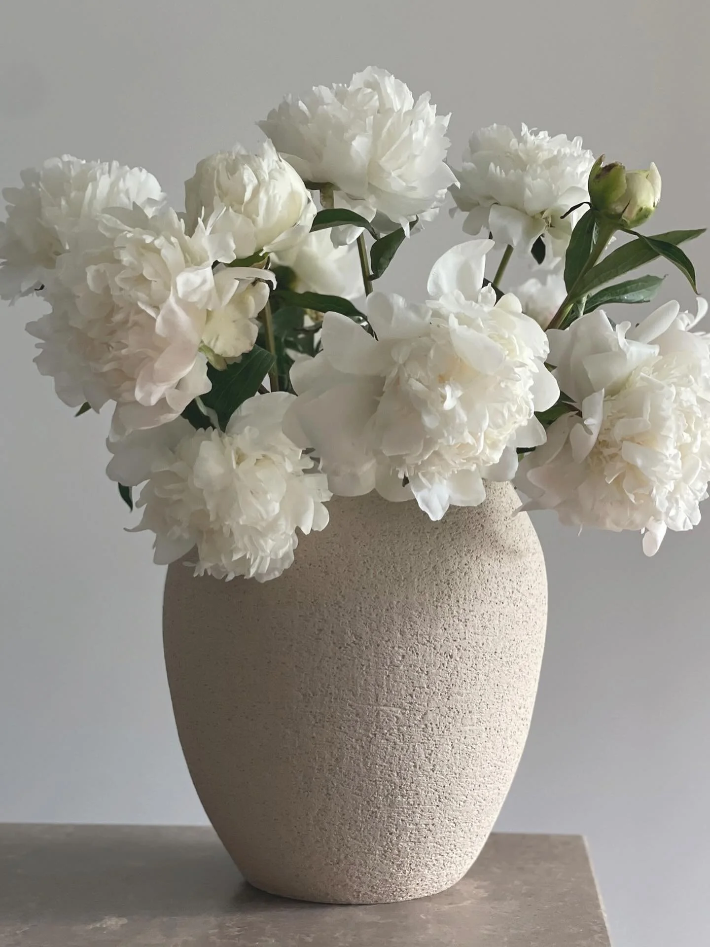 custom work | in knapp 3 wochen entstand diese vase von der konzeption bis zur fertigstellung. 

tonfarbe &amp; glasurfarbton in schlichtem beige &amp; weiss gehalten, als kontrast die aufgeraute aussenseite. die formgebung in anlehnung an den wunsch