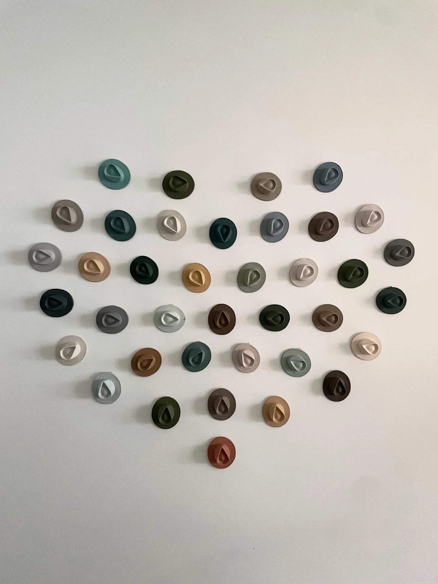 artwork | neue kunstinstallation in einer z&uuml;rcher stadtwohnung 🥰

einst habe ich diese mini h&uuml;te f&uuml;r ein anderes kunstprojekt als erste miniaturmuster gefertigt, um zu sehen wie detailgetreu ein originalhut in verschiedenen gr&ouml;ss