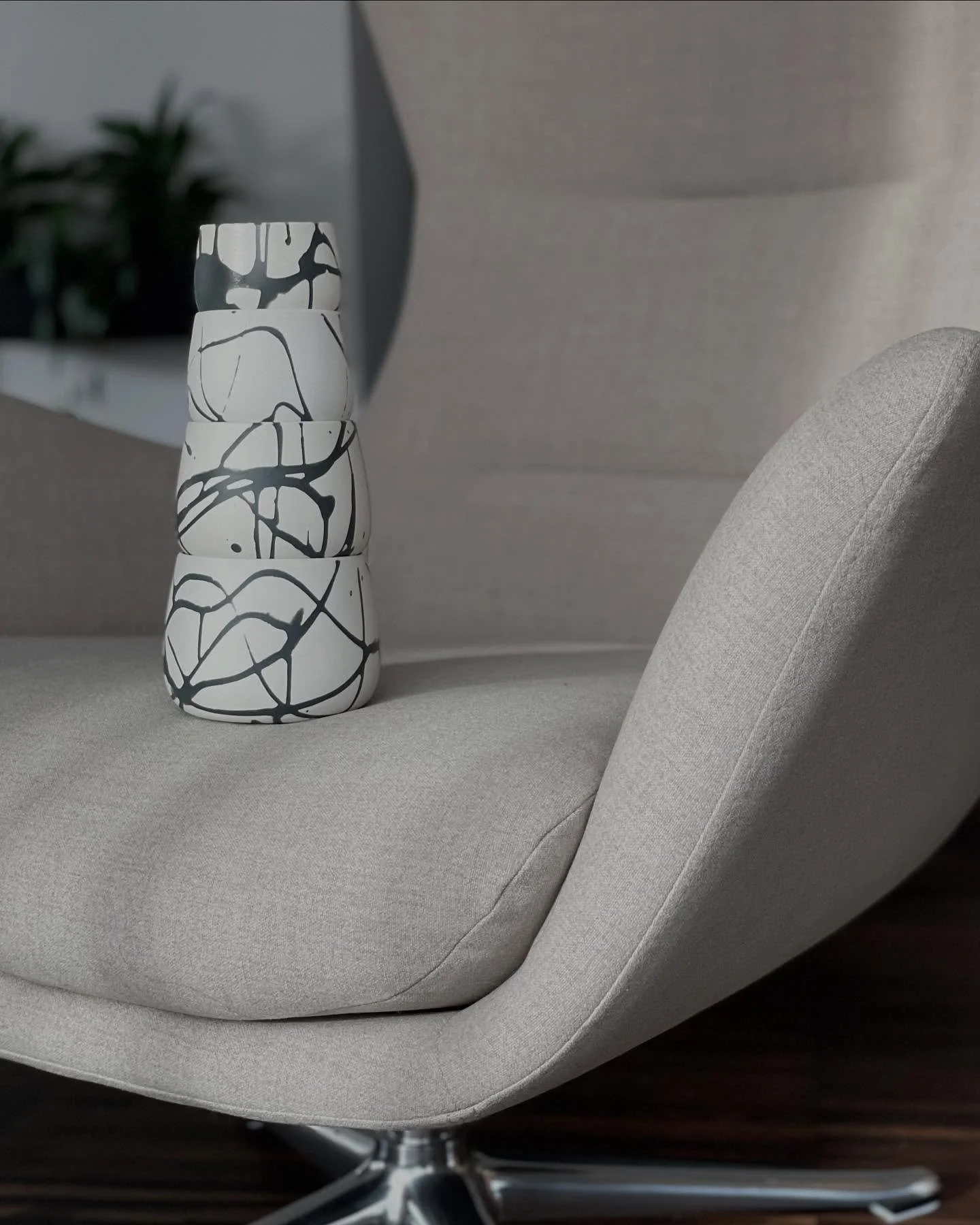 porzellan | einzeln eine formsch&ouml;ne tasse, gestapelt ein neues designobjekt 🤩

🖤

#porzellan 
#organischeformen 
#formsch&ouml;n 
#designfollowsfunction 
#interiordesign