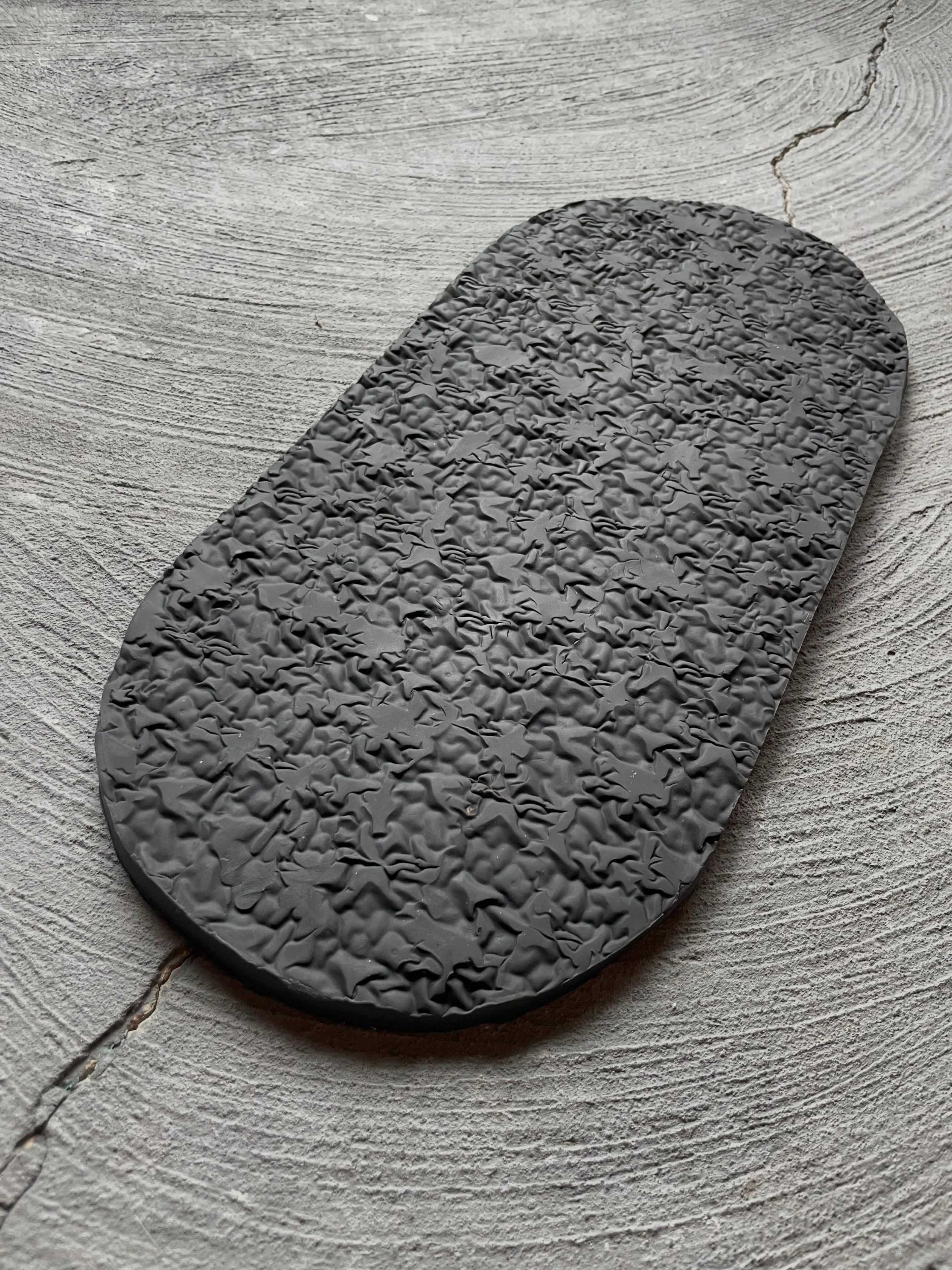 konzeption | neue testmuster - ratet mal aus welchem material &amp; mit welchem &bdquo;werkzeug&ldquo; wurde die oberfl&auml;che bearbeitet? 🤔

🖤

#keramik #swissmade #madeinzurich #madewithlove