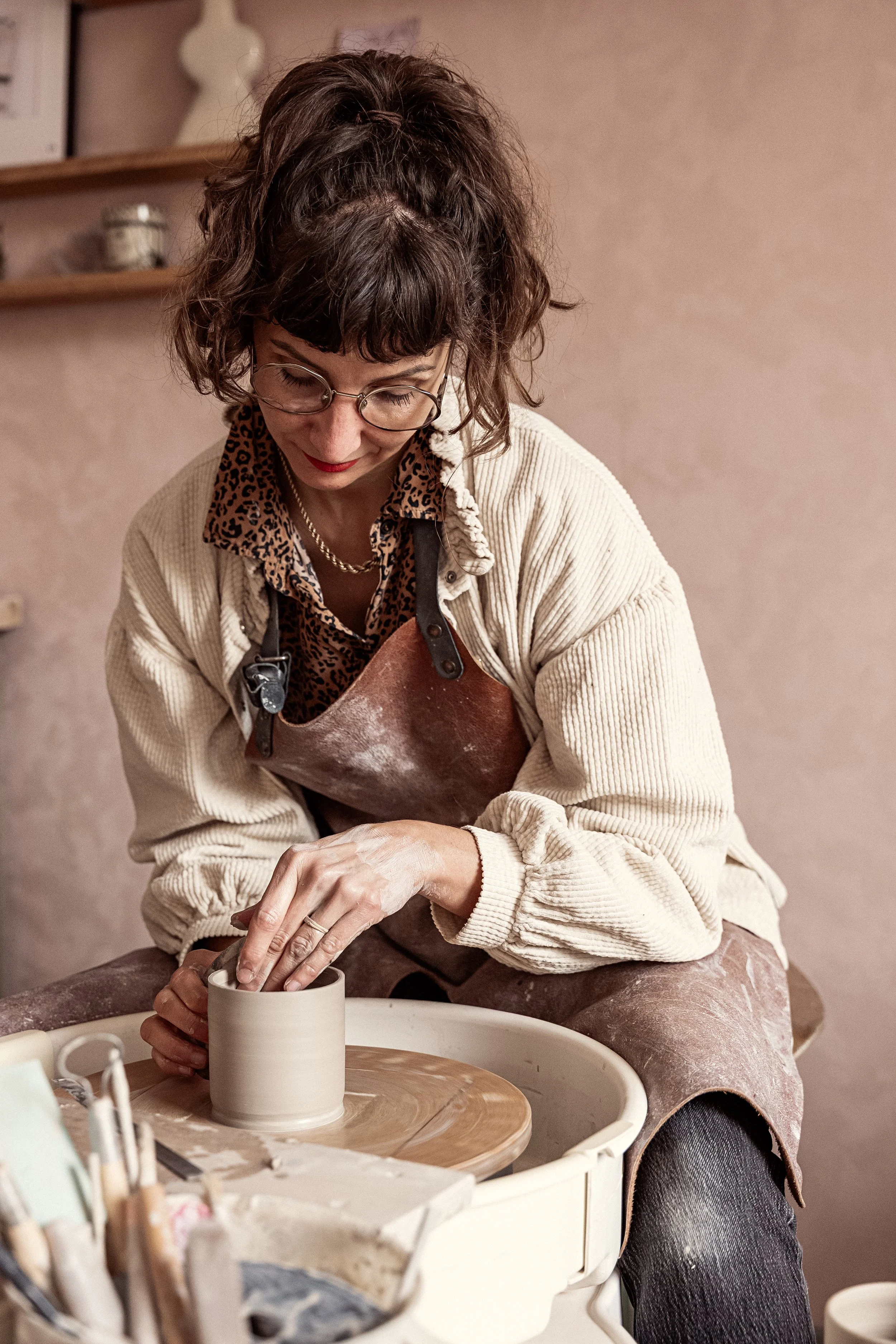 Adeline — fondatrice de 1100 Degrés : sculpter le quotidien, entre pièces intemporelles et artisanat responsable