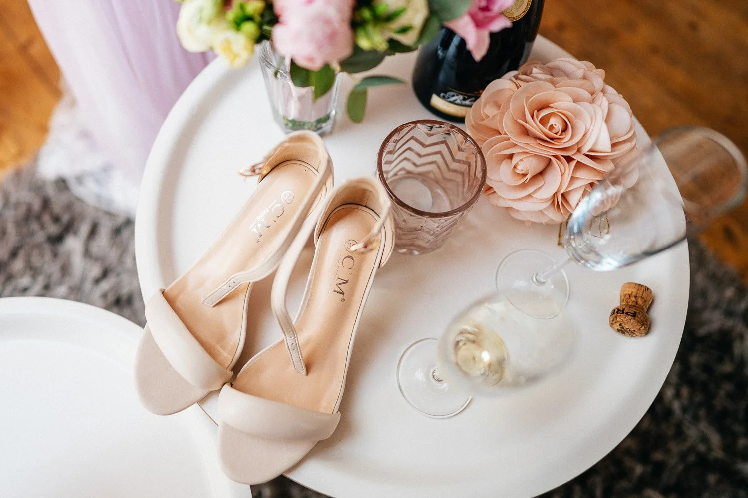 penzion-pivovar-novy-rybnik-oboriste-svatba-021-detail-boty-nevesta-patrik-Hacha-fotograf.jpg
