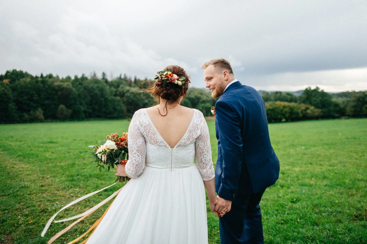 svatba-v-desti-farma-kalhov-fotograf-2022-wedding-prsi-venkovni-patrickhacha74.jpg