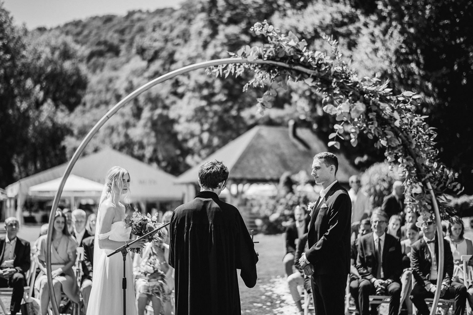 karlstejn-svatba-romanticky-hotel-fotograf-wedding-patrikhacha-039.jpg