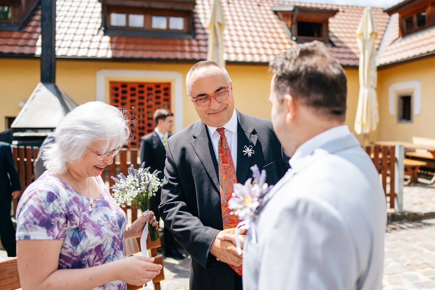 Svatba-mlyn-kamenice-022-gratulace-hoste-patrik-Hacha-fotograf.jpg