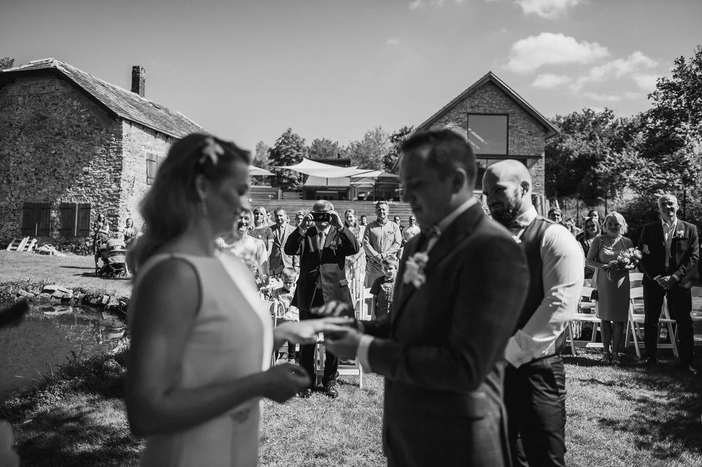 Člověk si na obřadu hled&aacute; m&iacute;sto pro nejlep&scaron;&iacute; kompozici a v tom je fotka &uacute;plně o někom jin&eacute;m....#tatavakci 📷Člověk se po letech, ale zasměje u t&eacute;hle fotky o to v&iacute;c a o to mi vlastně jde! &hearts