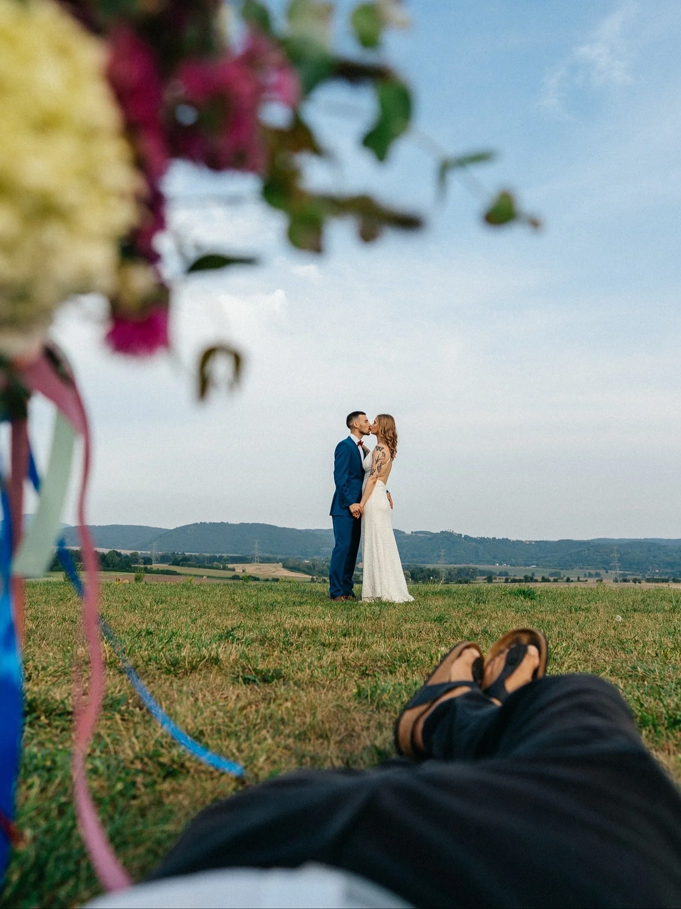 Občas si u focen&iacute; i lehnu&hellip; ale jen proto, že ty nejlep&scaron;&iacute; &uacute;hly se samy nenajdou. 😅 

AI mě sice l&aacute;k&aacute;, ale zat&iacute;m to vypad&aacute;, že mě svatebn&iacute; den je&scaron;tě chv&iacute;li potřebuje.?