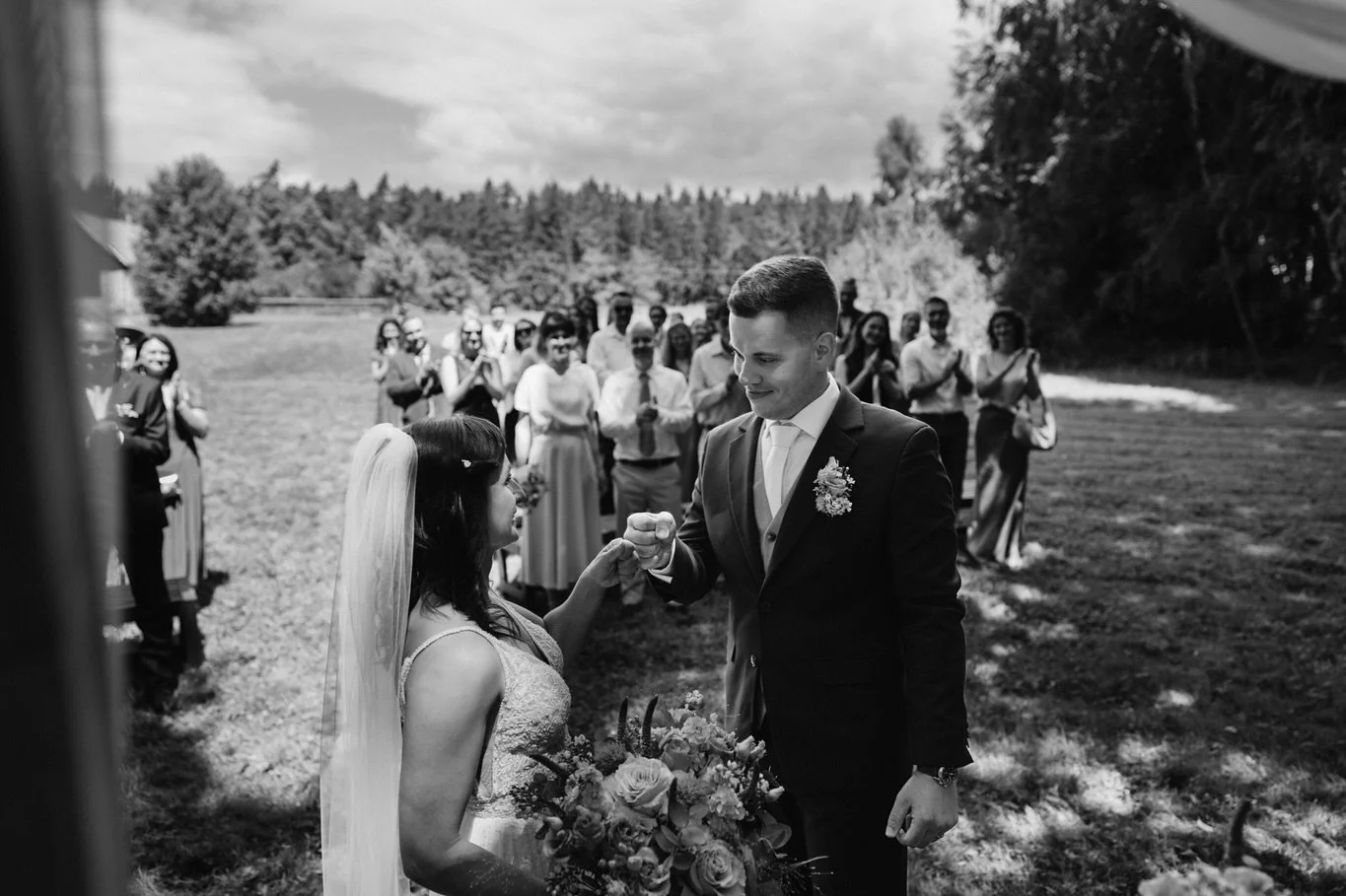 Když m&aacute;te vedle sebe tu pravou, stač&iacute; pěstička a je jasn&eacute;, že společn&yacute; život bude ta nejlep&scaron;&iacute; j&iacute;zda. 💛#V&scaron;udezdej&scaron;&iacute;

#SamotaKřemen #SvatbaNaVysočině #Svatebn&iacute;Fotky #Novomanž