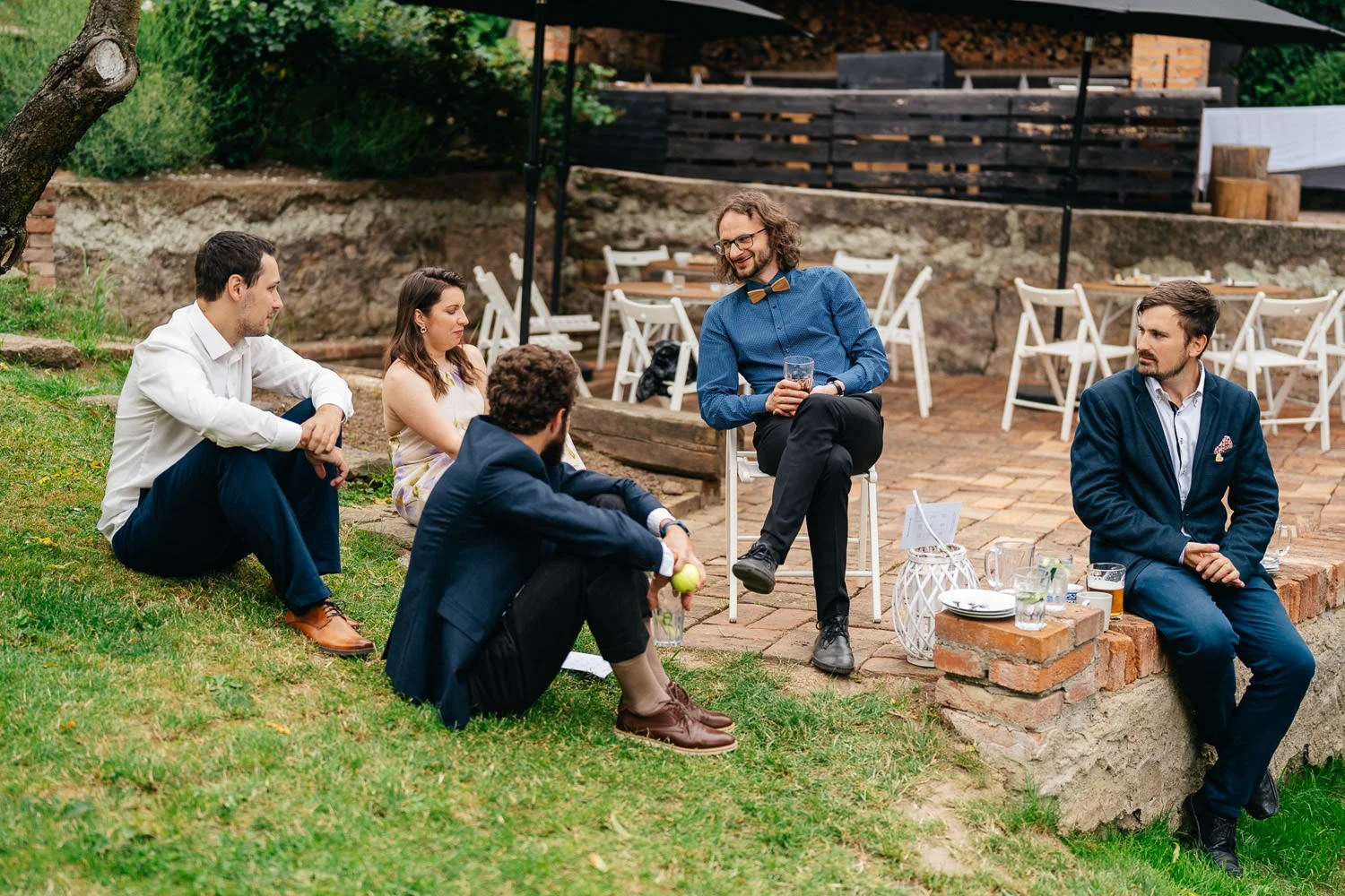 Svatba-Statek-Vitice-106-hoste-chill-u-drinku-Patrik-Hacha-fotograf.jpg