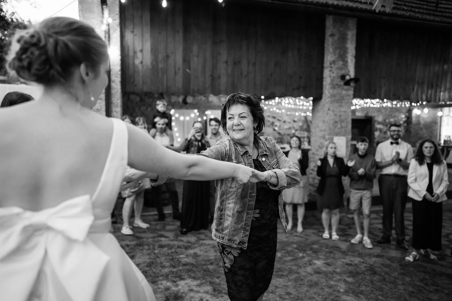 Svatba-Statek-Vitice-179-tanec-s-rodici-atmosfera-Patrik-Hacha-fotograf.jpg